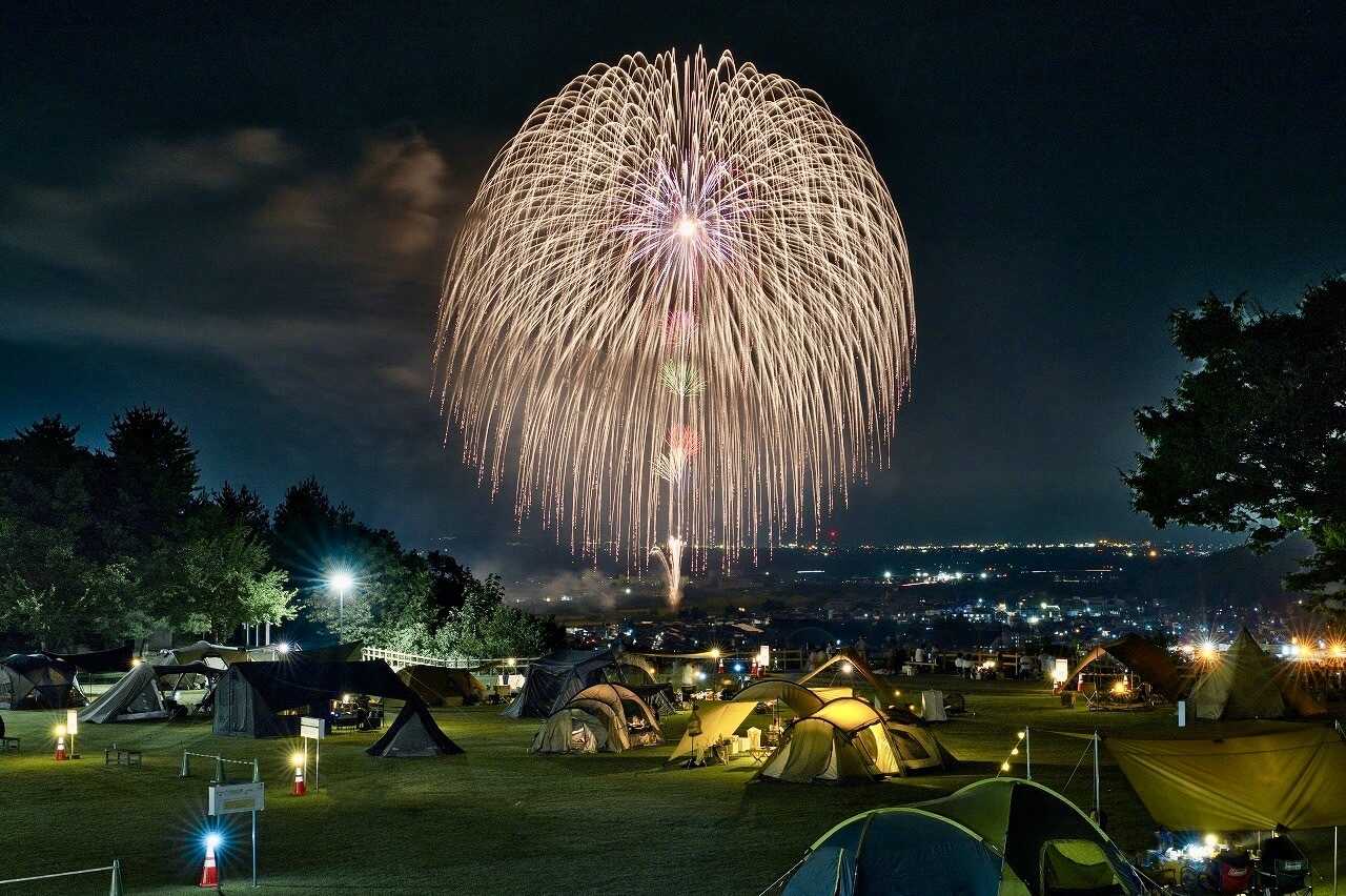 毎年8月のおぢやまつりでは花火を見るベストスポットに!