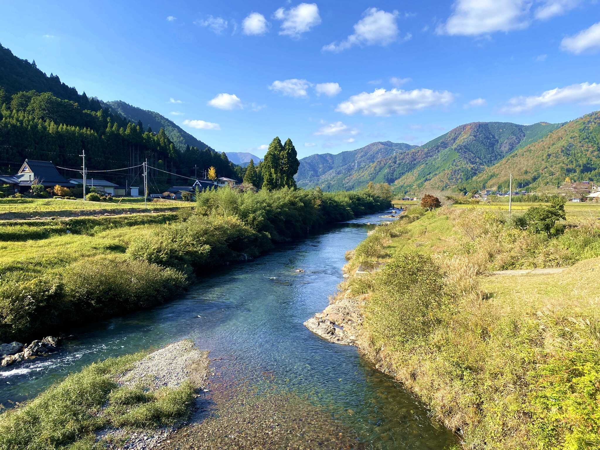 施設のすぐそばに流れる由良川が流れております。