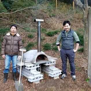 手作りのピザ窯で手作りのピザづくりを