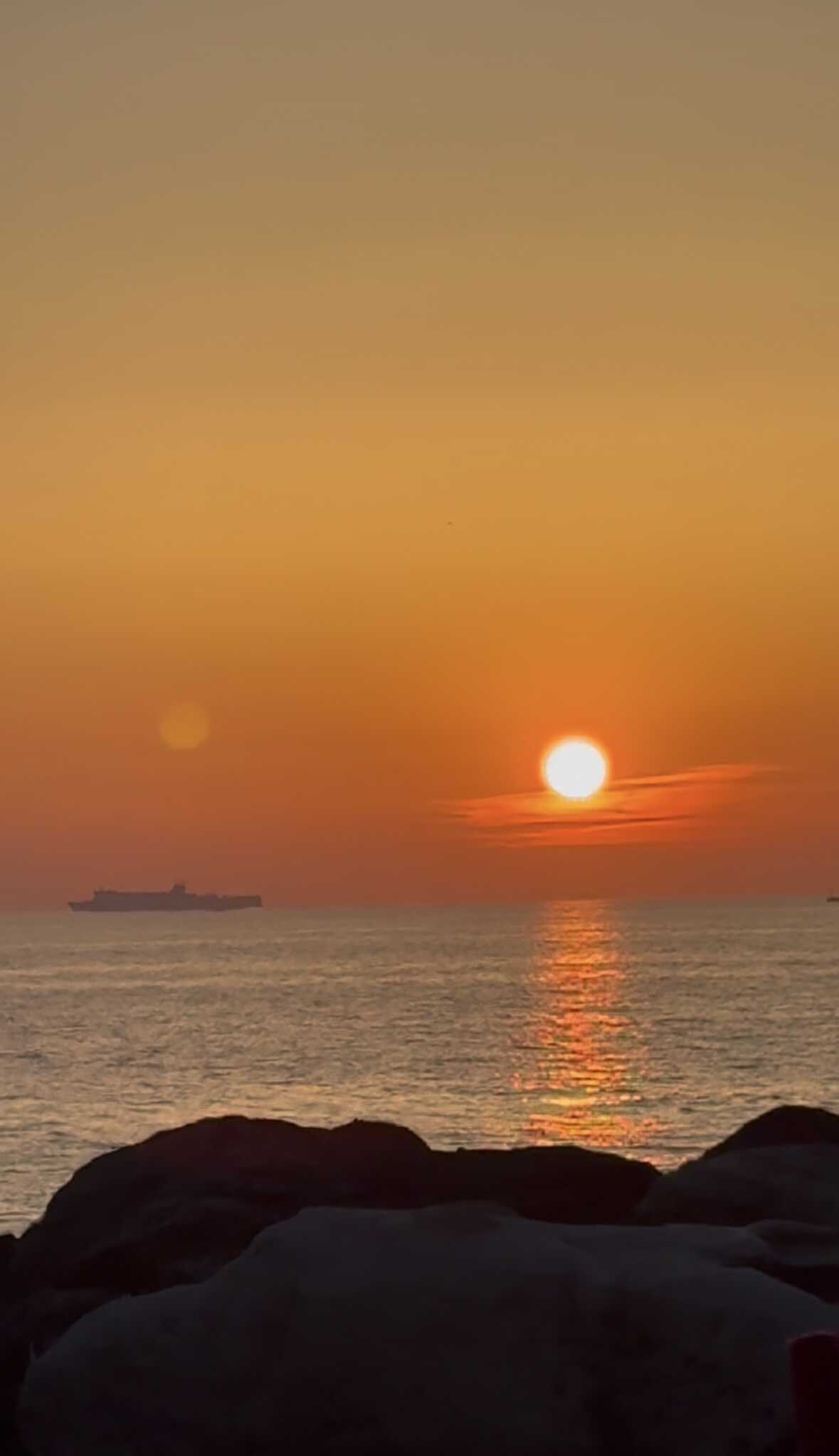 水平線に沈む、越前海岸の夕陽