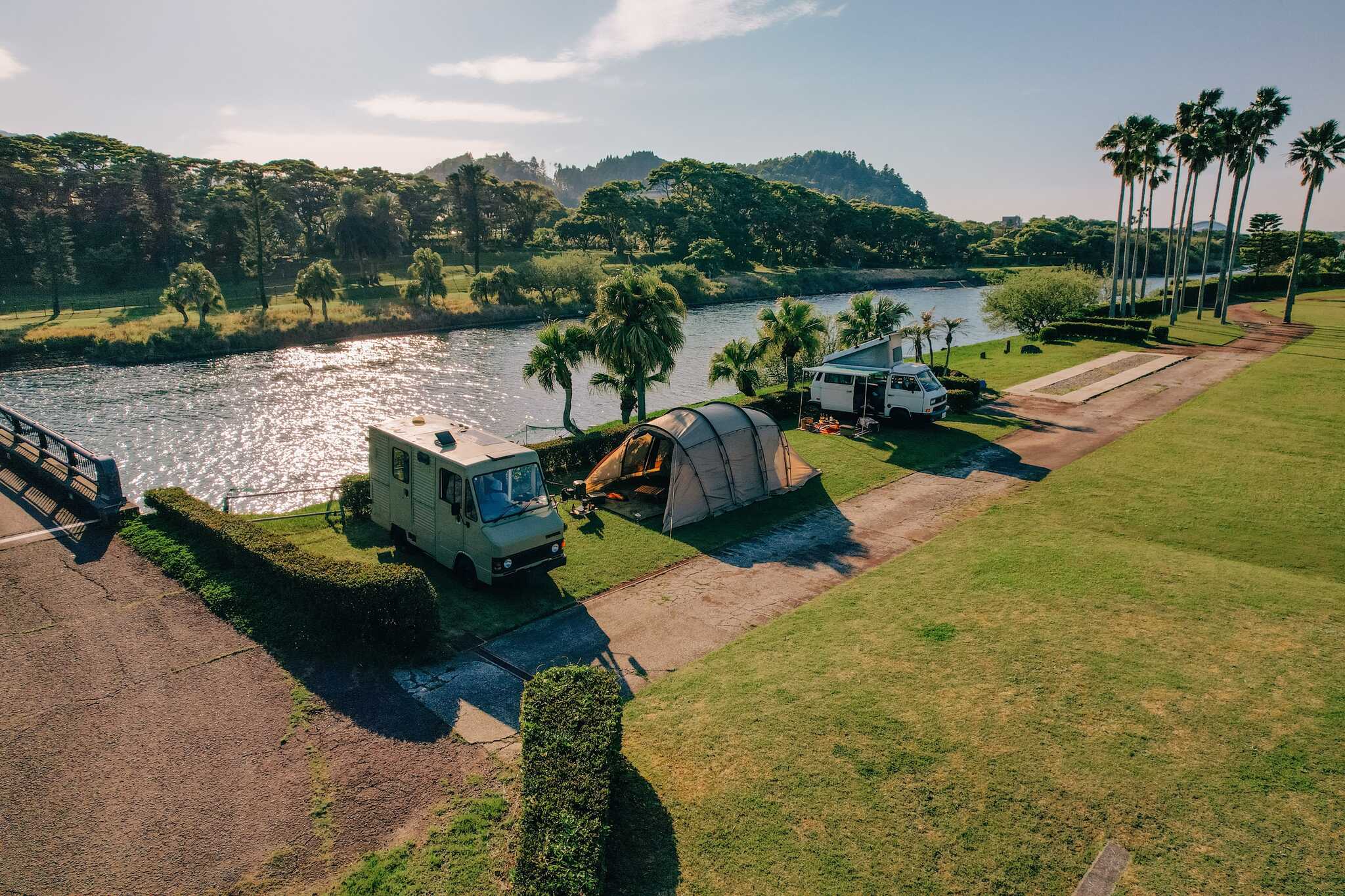 川のすぐ横のRIVERSIDE CAMP SITE