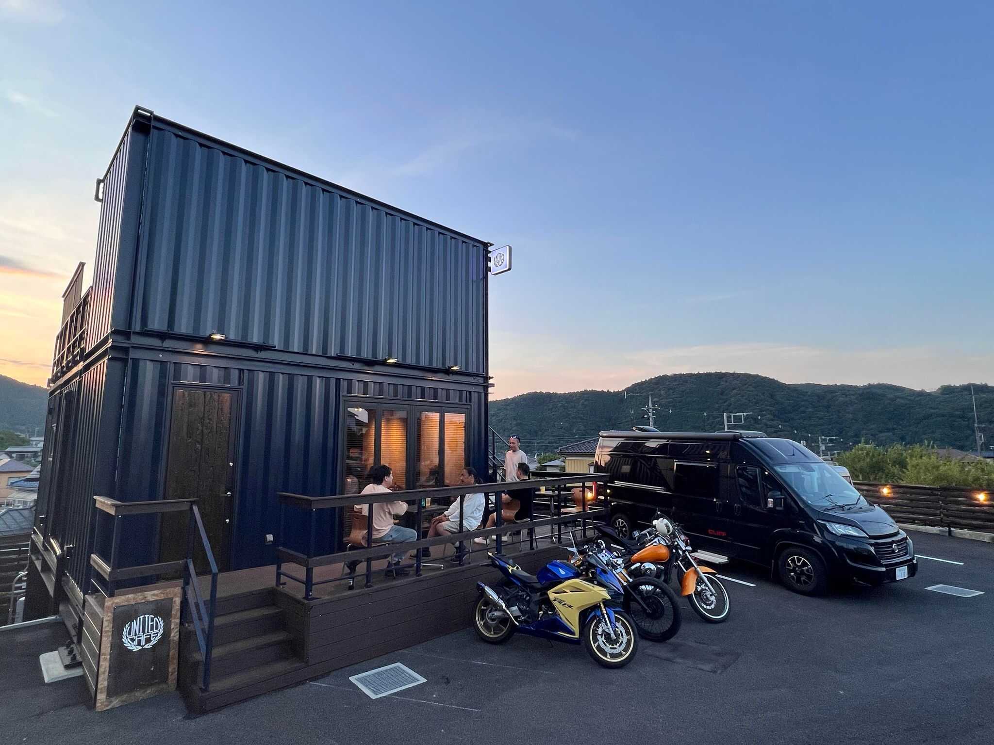 【管理棟】ご来店の際一番目立つ目印です!何かありましたらこちらの管理棟まで!お食事もできます!週末&祝日は朝8時~オープン!