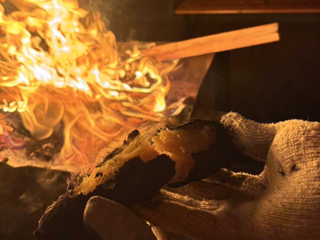 時間を忘れて、揺らめく炎を囲むひととき。 ぱちぱちと弾ける音を聞きながら、心まであたたまる時間をお過ごしください。 ほくほくの焼き芋を楽しむのもおすすめです!