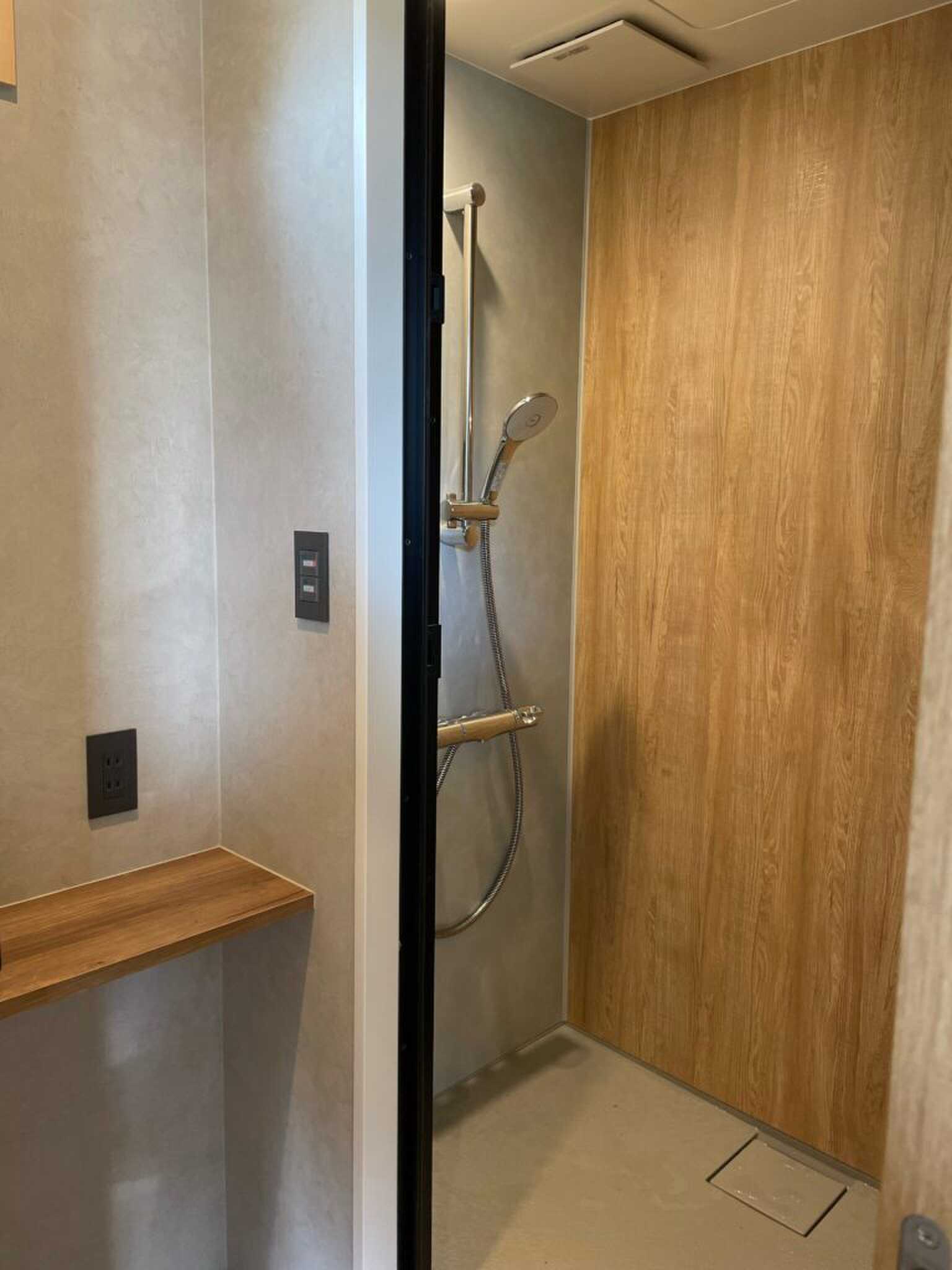 シャワー、トイレは土足禁止ですので清潔です。シャワーは施設利用料に含まれております