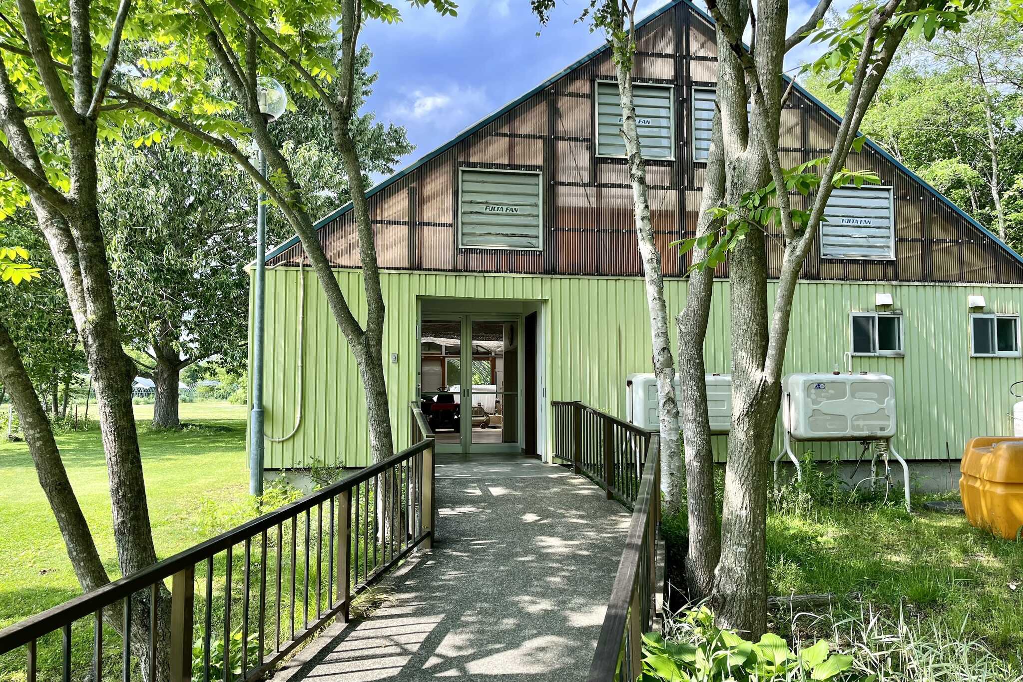 管理棟:受付→チェックインの際はコチラの建物までお越しくださいませ!