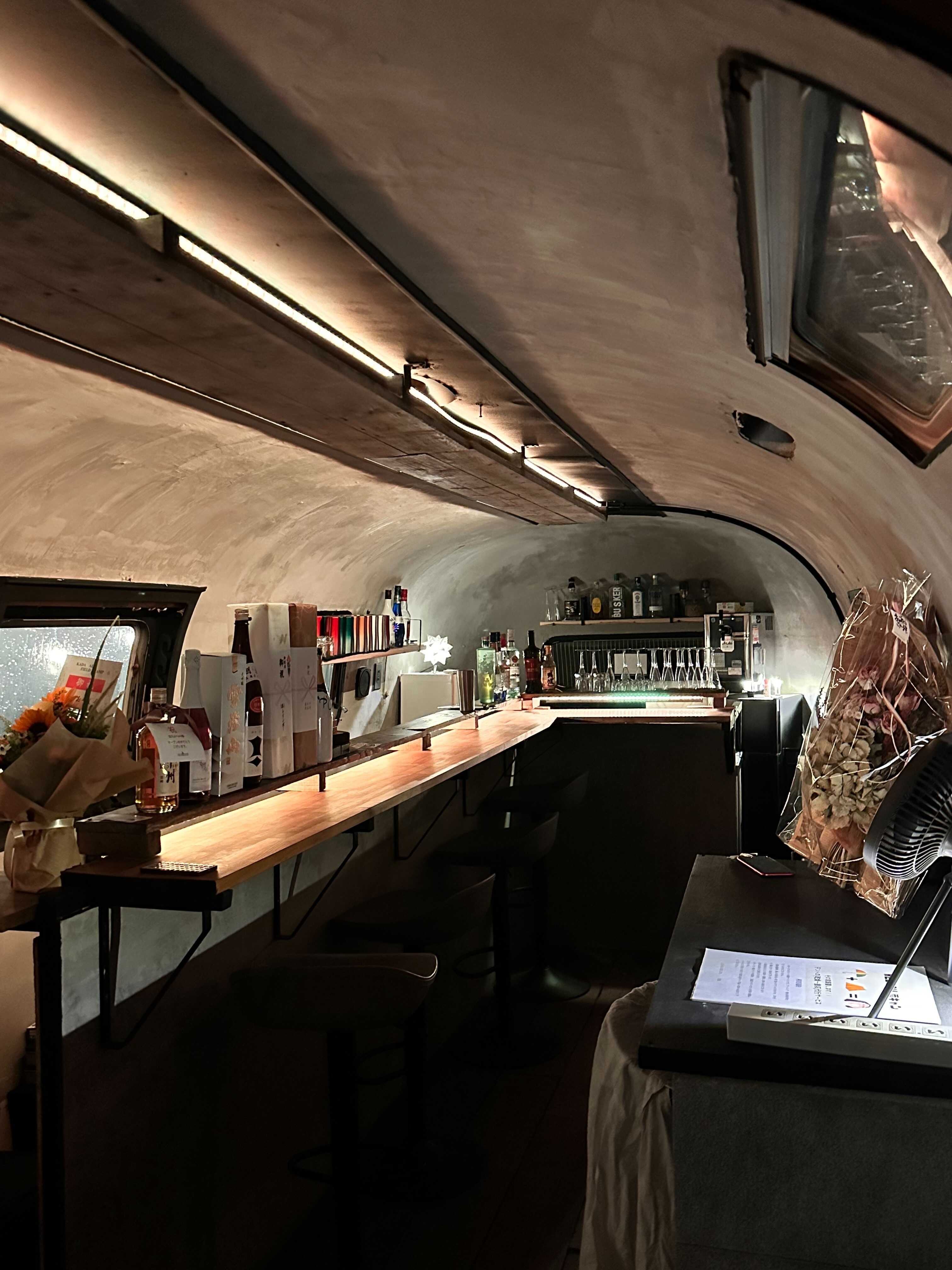 20時からOPENするBAR