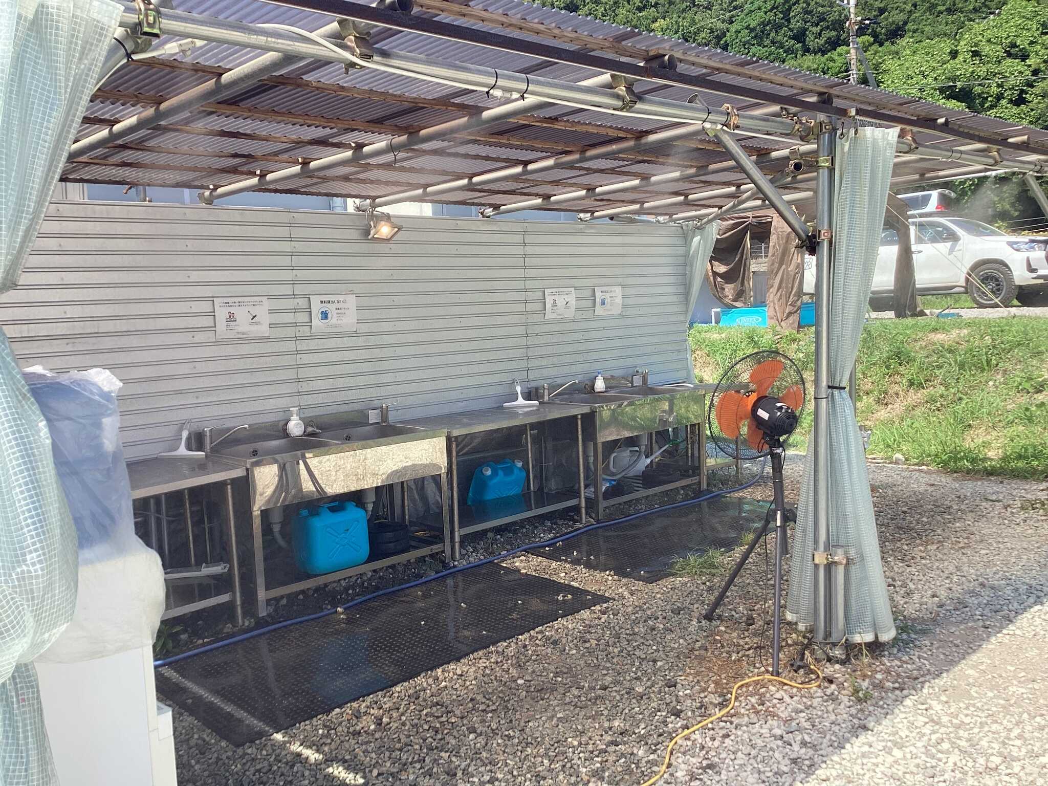 広々シンクは4口。全水栓お湯が出ます