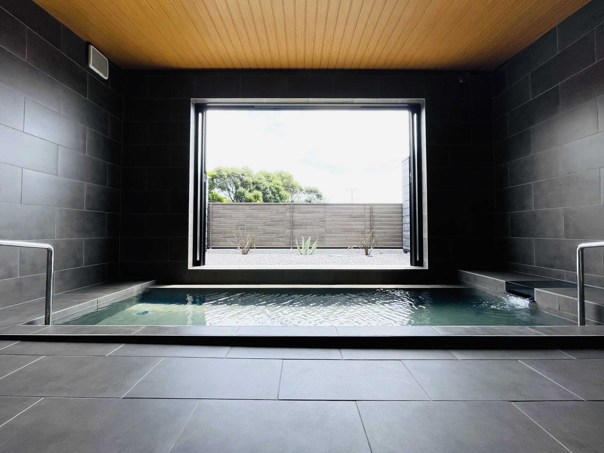 自然の中でアウトドアを楽しんだ後に、温かい温泉で心身ともにリラックスできるのは当キャンプ場の自慢です