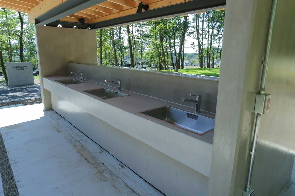 温水も使用できる開放感ある炊事スペース