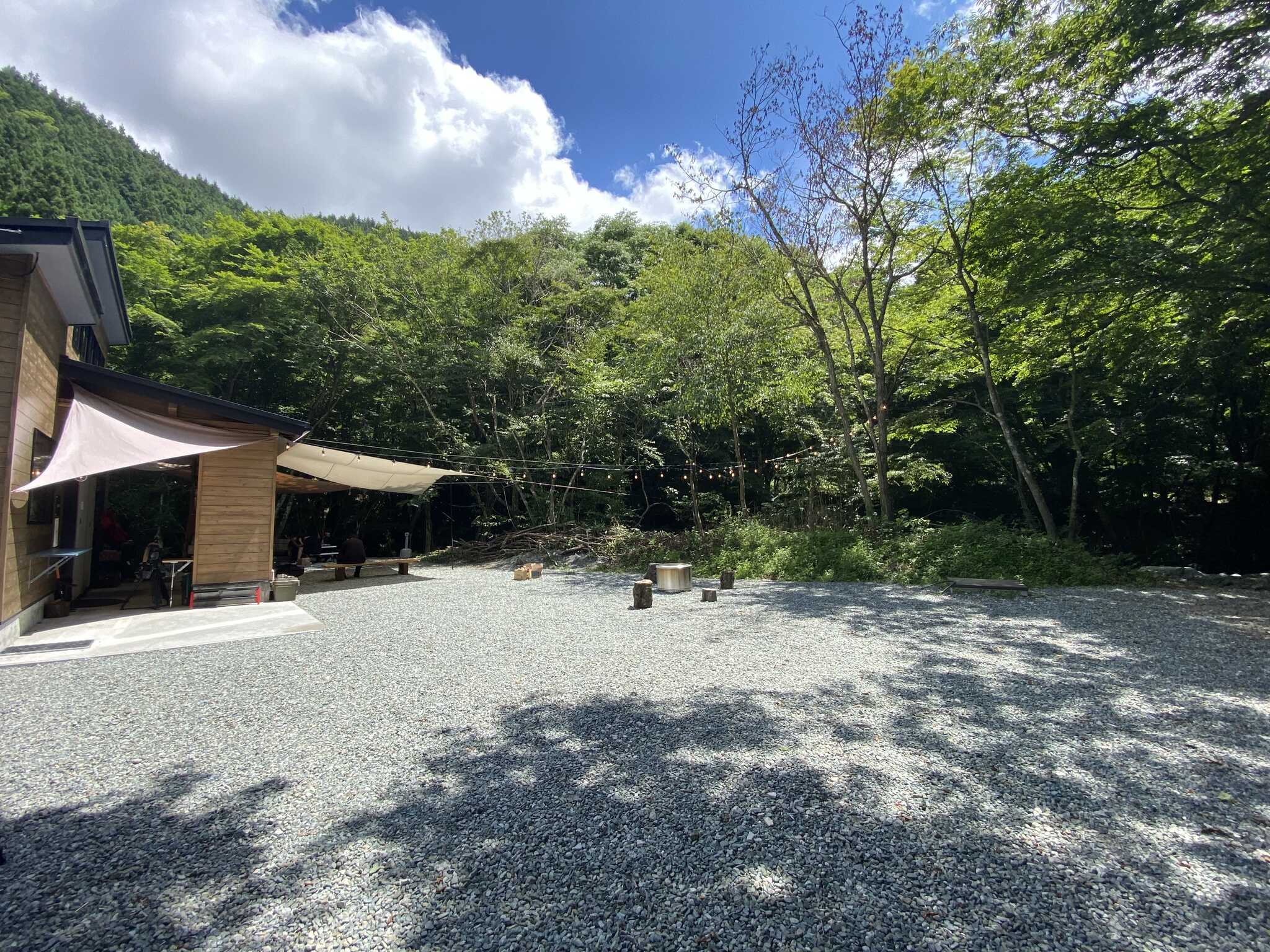 敷地内でテントを張って本格キャンプも楽しめる!