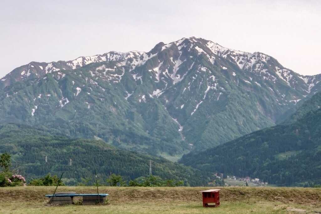 目の前には標高1,316mの鉾ヶ岳(ほこがたけ)が迫り、夜には街明かりの少ない静寂の中で一面に広がる満天の星空を鑑賞できます。