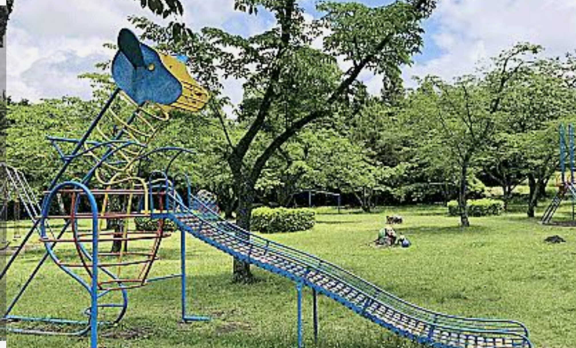 「天母山自然公園」当キャンプ場から東へ徒歩2分。芝生広場東側のやや長い階段を登りきると遊具広場があります。ブランコ、ジャングルジムをはじめ、ややマニアックな?遊具が並びます。