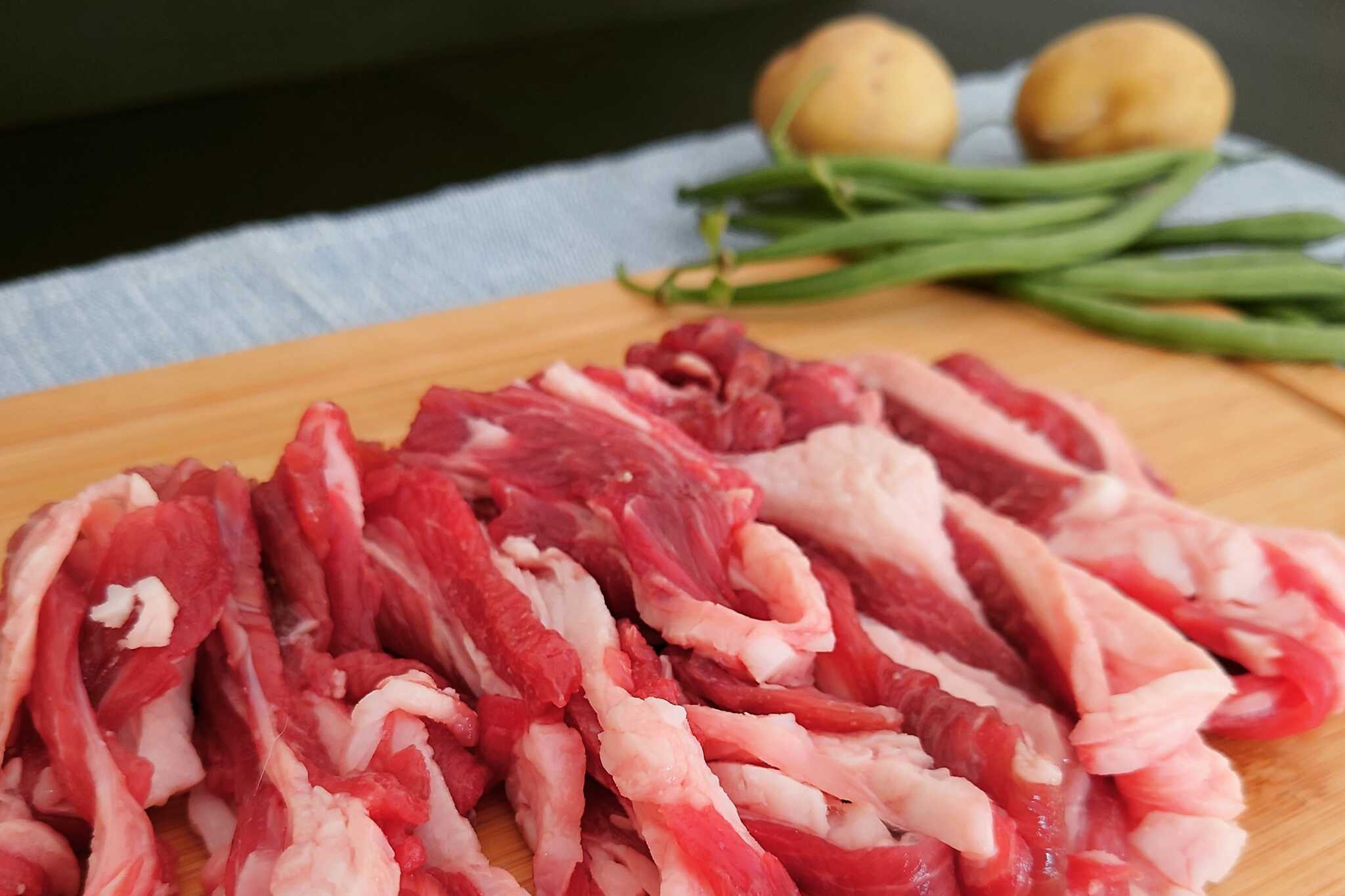 牧場で育てた羊肉を販売しています