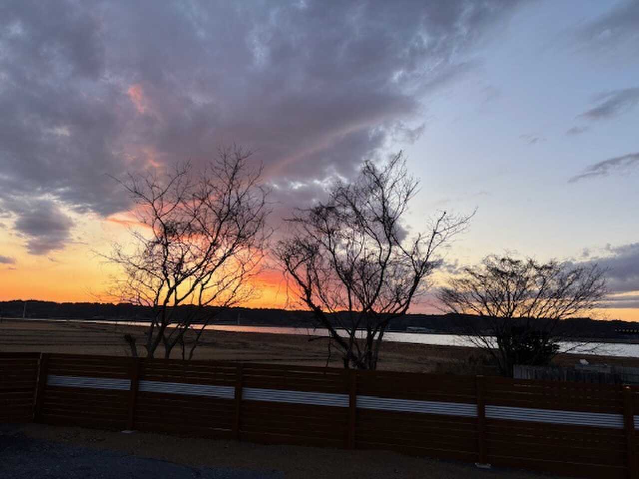 夕暮れの湖畔道。