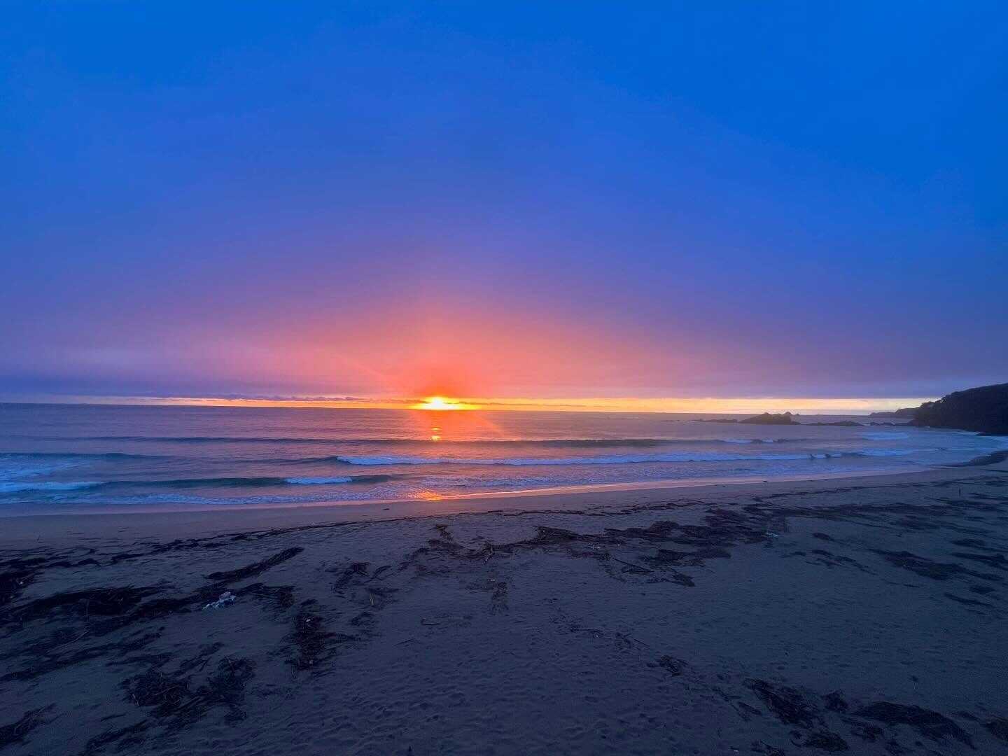 朝日が海から上がりサーフィンや釣りもできます。海まですぐです。