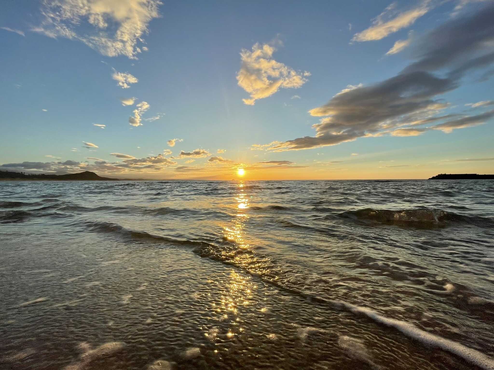 目の前の砂浜は絶好の夕陽スポット