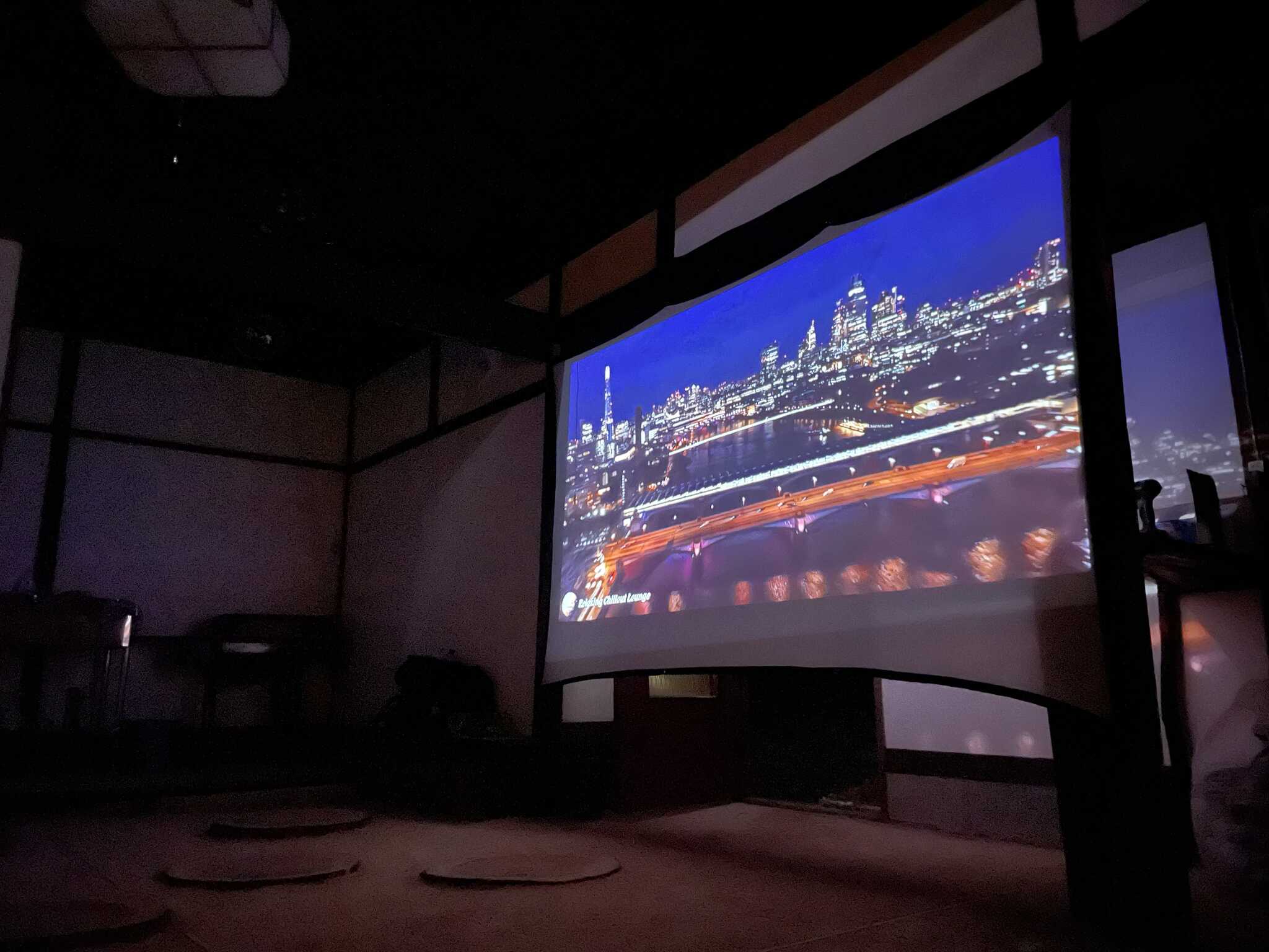映画鑑賞(オプション)では古民家ラウンジ(屋内)または、ウッドデッキ(屋外)どちらかご希望に沿う方で設置いたします。YouTubeやNetflixなどの動画コンテンツを高画質、高音質で視聴可能。