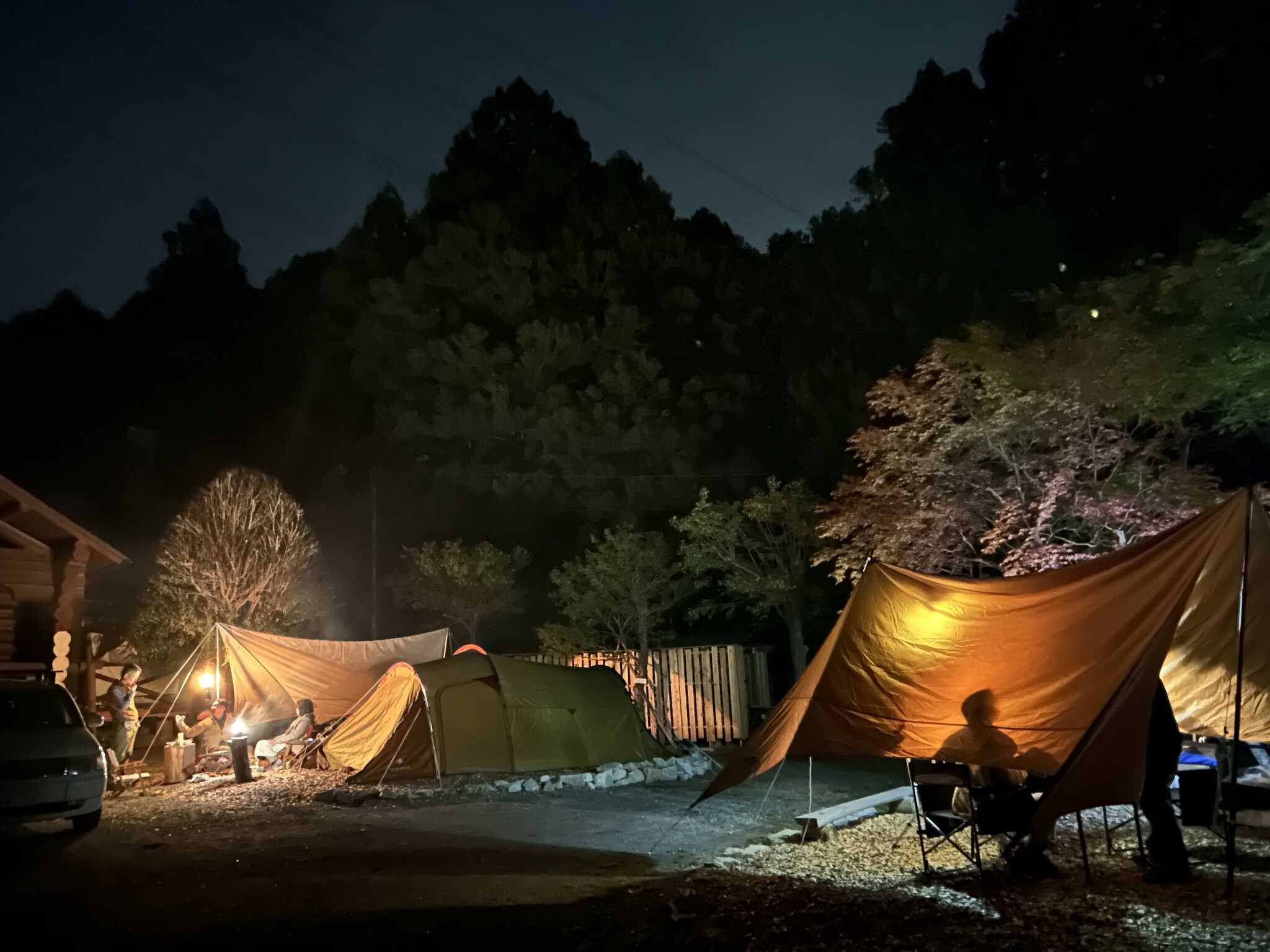 夜のキャンプ場の雰囲気