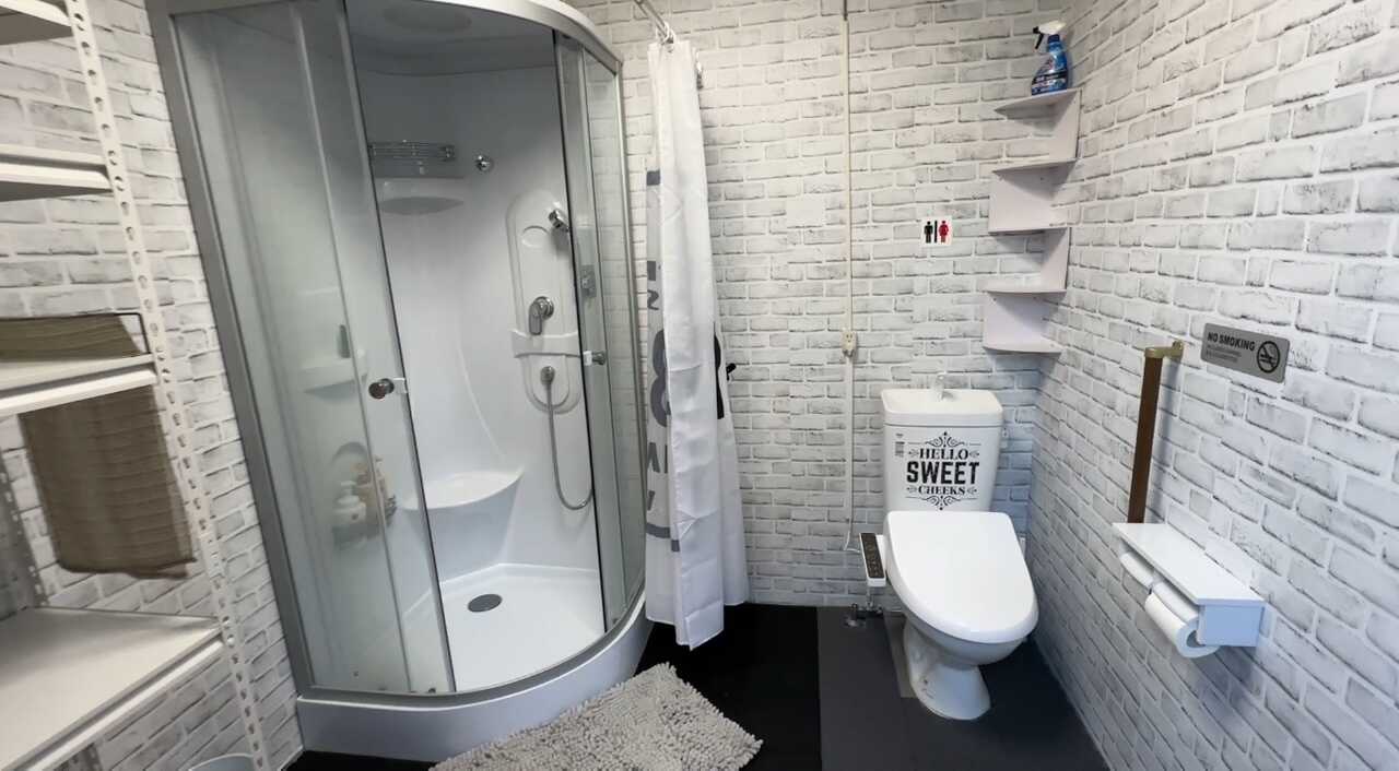 温水シャワールームとウォシュレット付水洗トイレ完備。