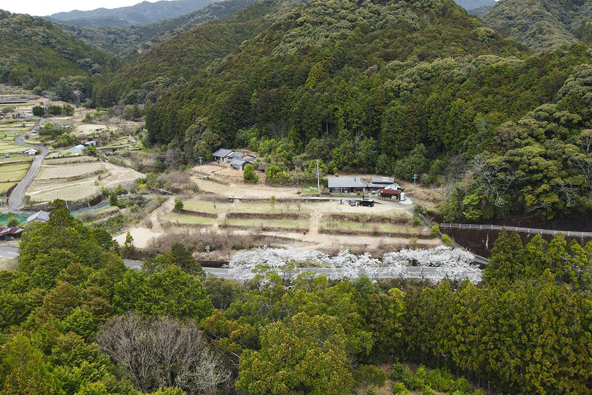 土地を活かすために田んぼの農地形状をそのままにし、整地だけを行って棚田キャンプ場「ライテラス」を作りました。