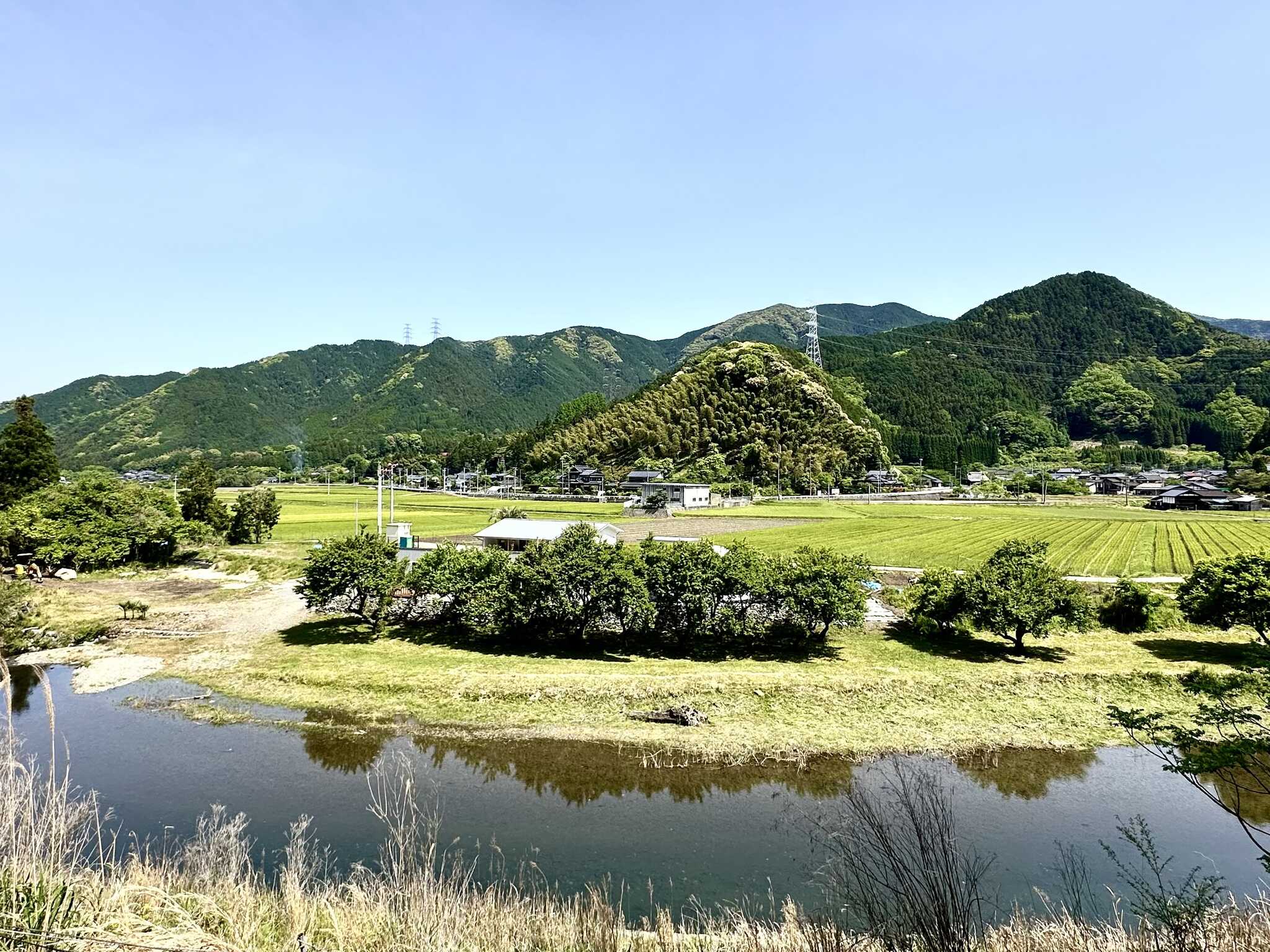 水辺の心地よい風を感じながら、自然と一体になれるキャンプ場です。
