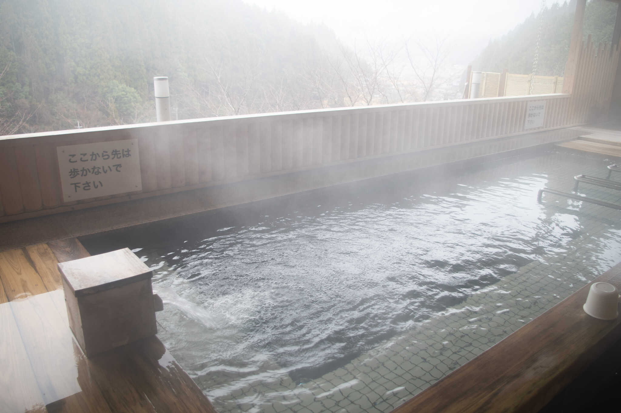 隣接する「あやべ温泉」はアルカリ成分豊富な美肌の湯 キャンプ利用者は+1,000円で温泉入り放題