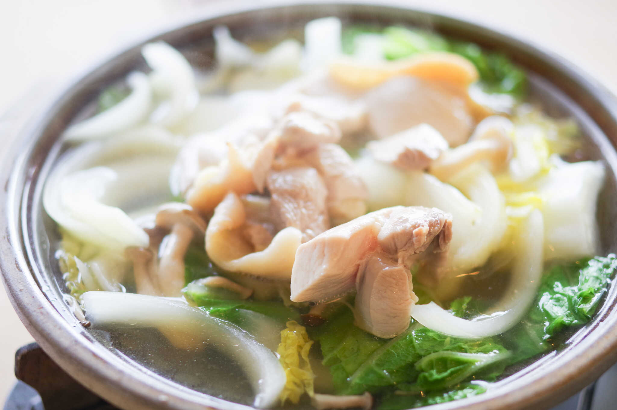 温泉施設に併設されたレストランでは、地元の食材を使った料理をゆったり楽しめます。