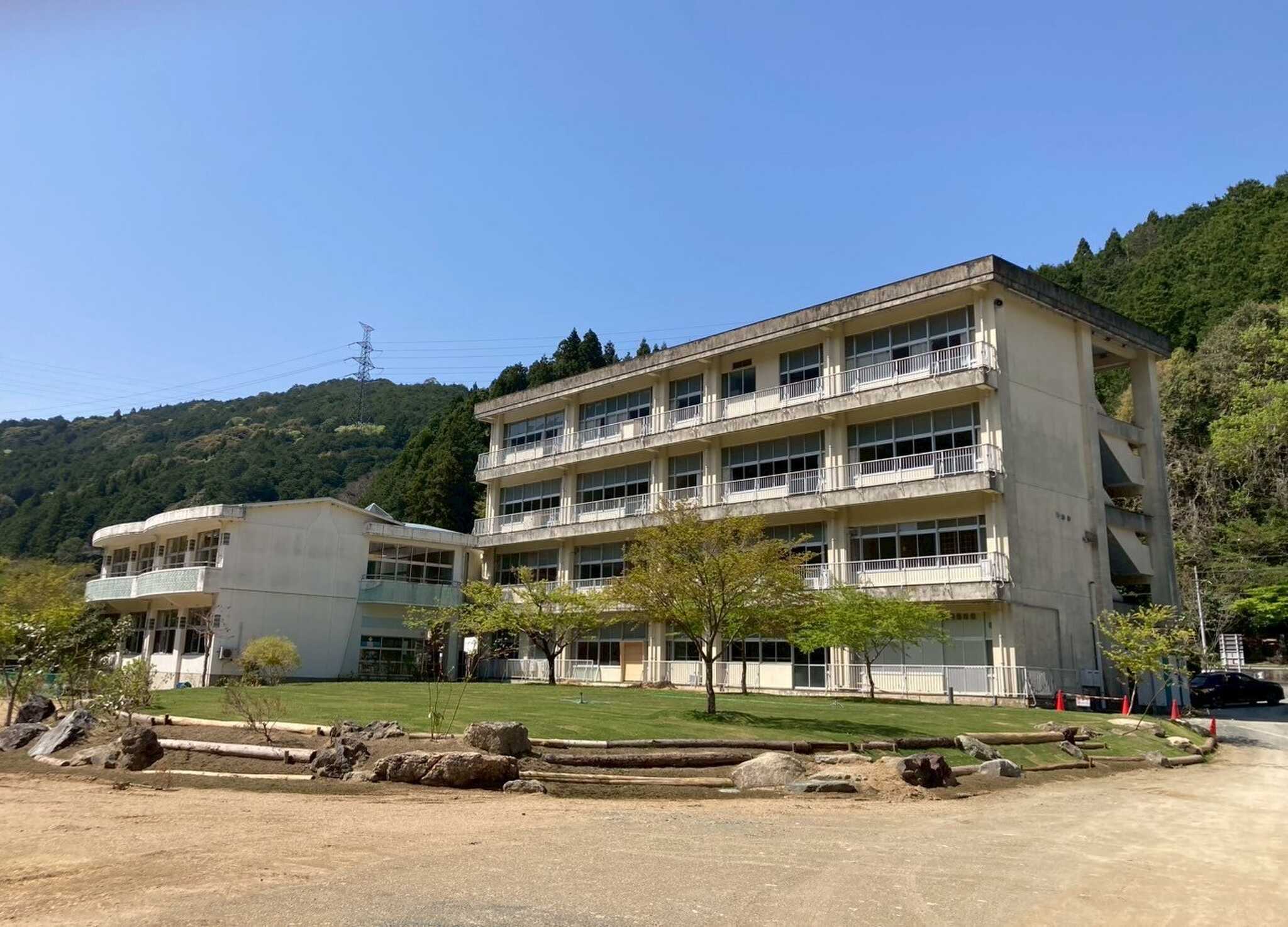 校舎(1Fにフロント、室内トイレ、シャワールーム)