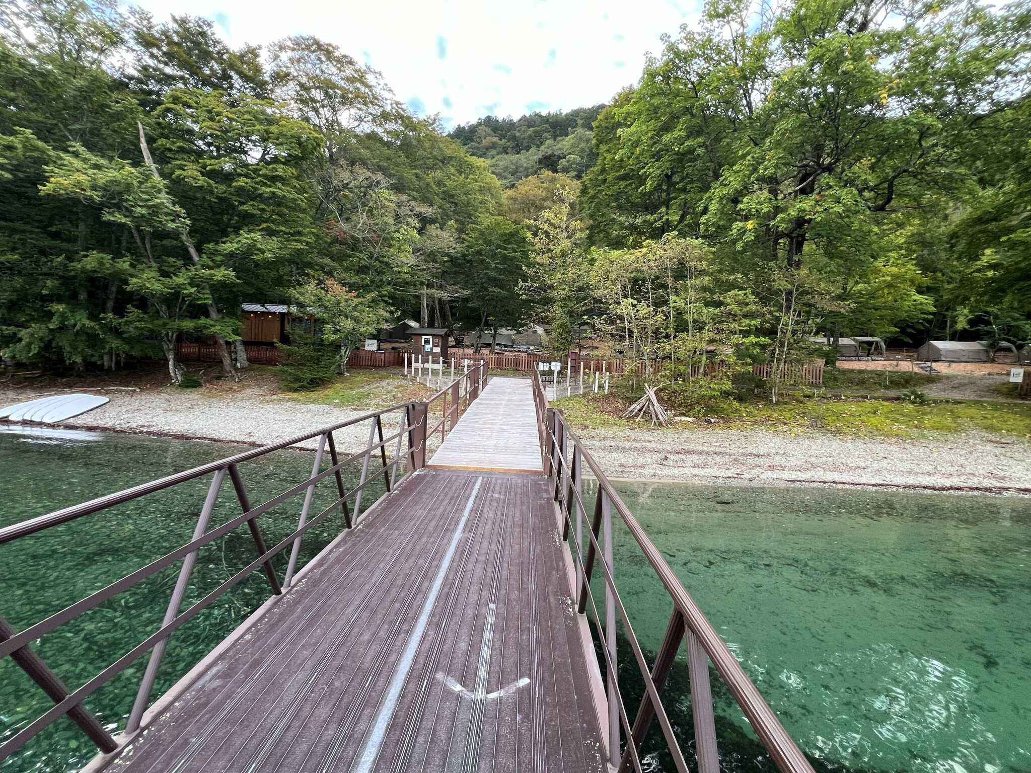 湖畔の桟橋からみたハックの隠れ家
