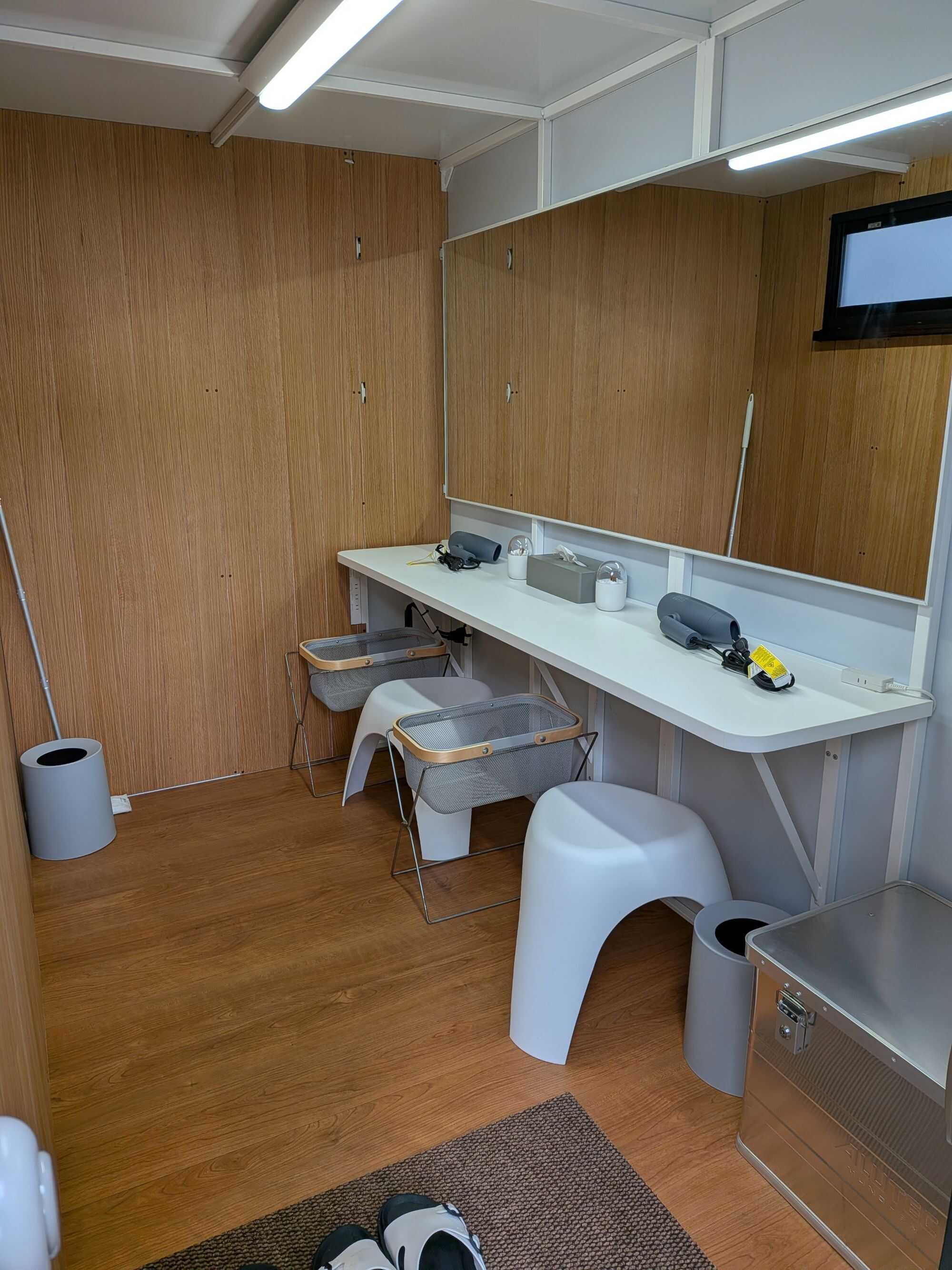 ◆女性用パウダールーム ドライヤー2台と鏡完備! 鍵付きで安心してご利用いただけます。