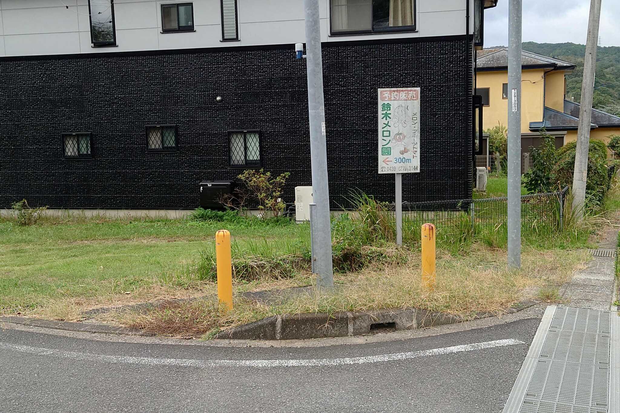 キャンプ場までの道順。国道410号 鴨川方面へ 左折ポイントの目印の【鈴木メロン園】立て看板を目印に左折。 ここから直進約600m走らせる。