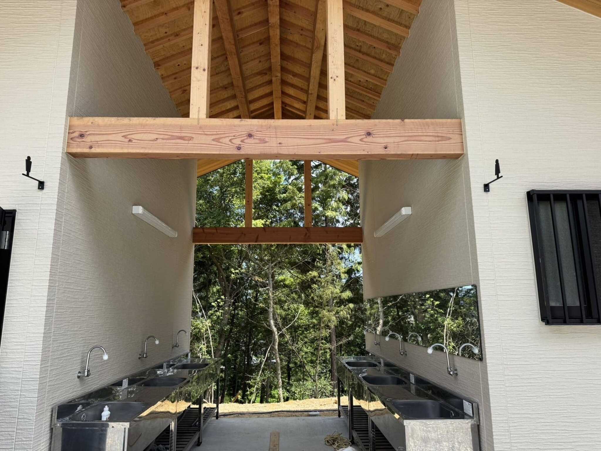 給湯設備・ウォシュレットついております。綺麗な炊事・トイレ棟です。井戸水ではなく公共の水道をひいておりますので安心してお使いください