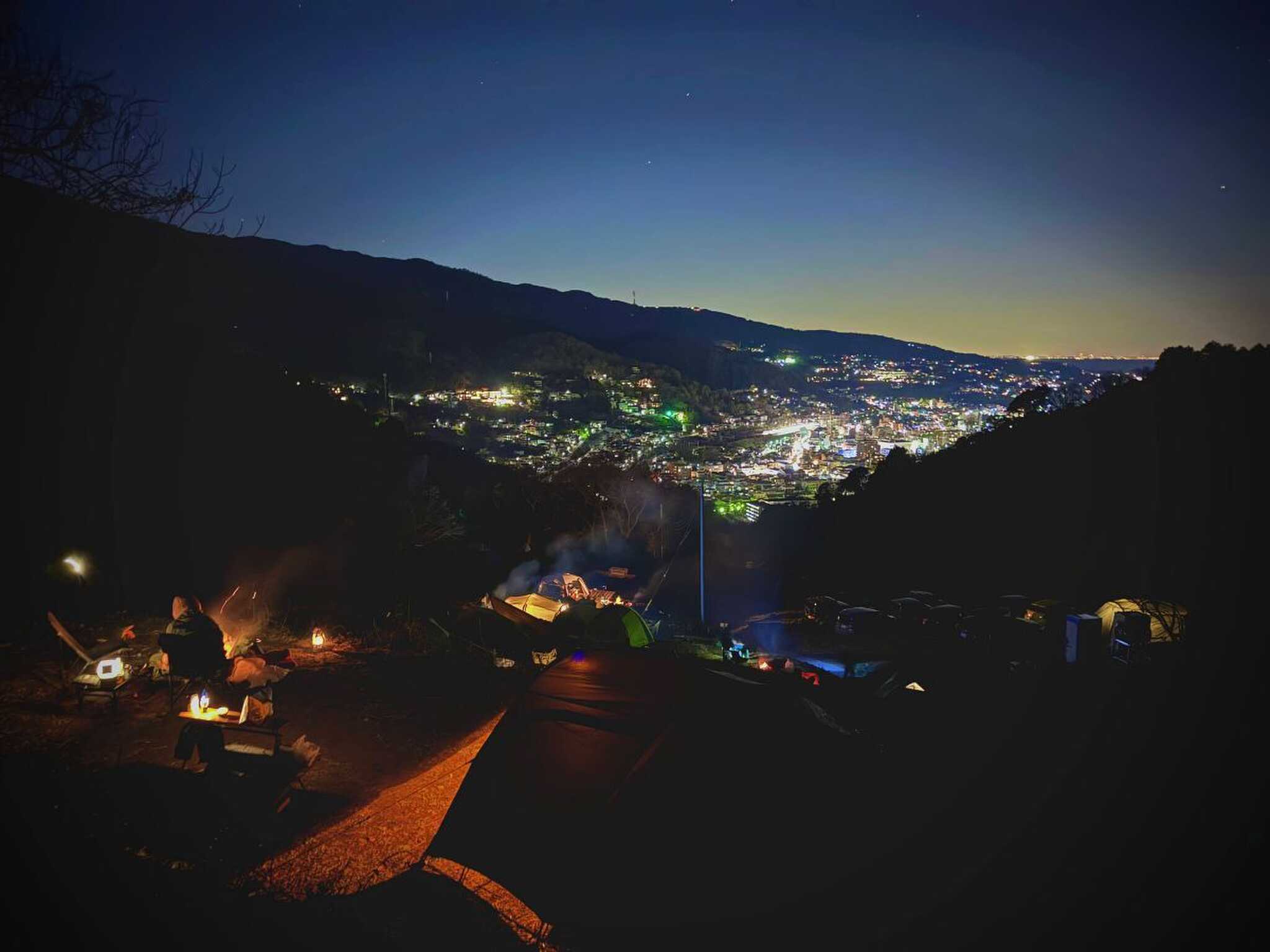 湯河原町の夜景と相模湾、海の向こうの横浜までを望む絶景が魅力!時には天の川や花火、ホタルが見えることも