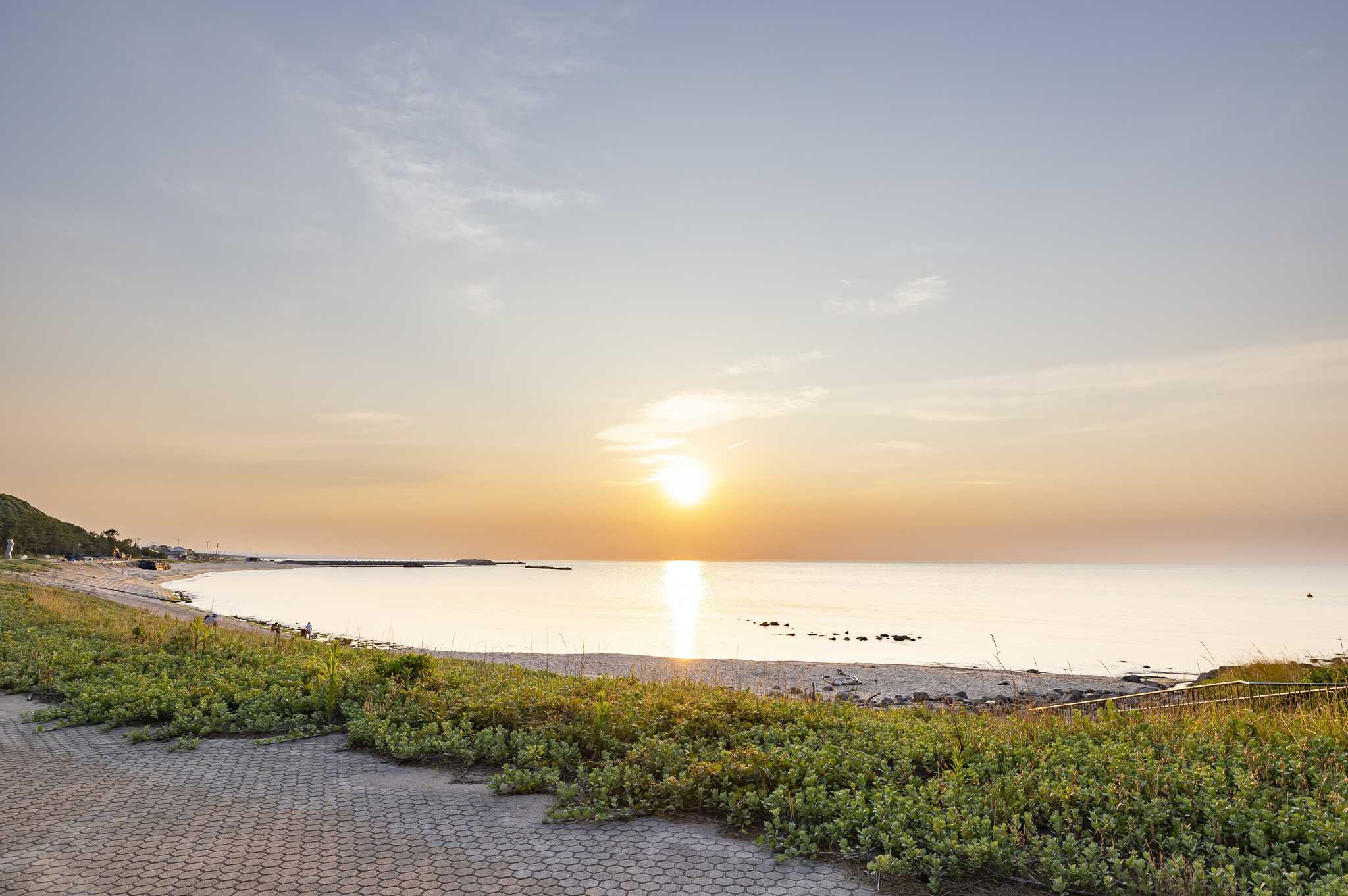 季節ごとに、日本海に浮かぶ漁火や夕陽の眺めが楽しめます。