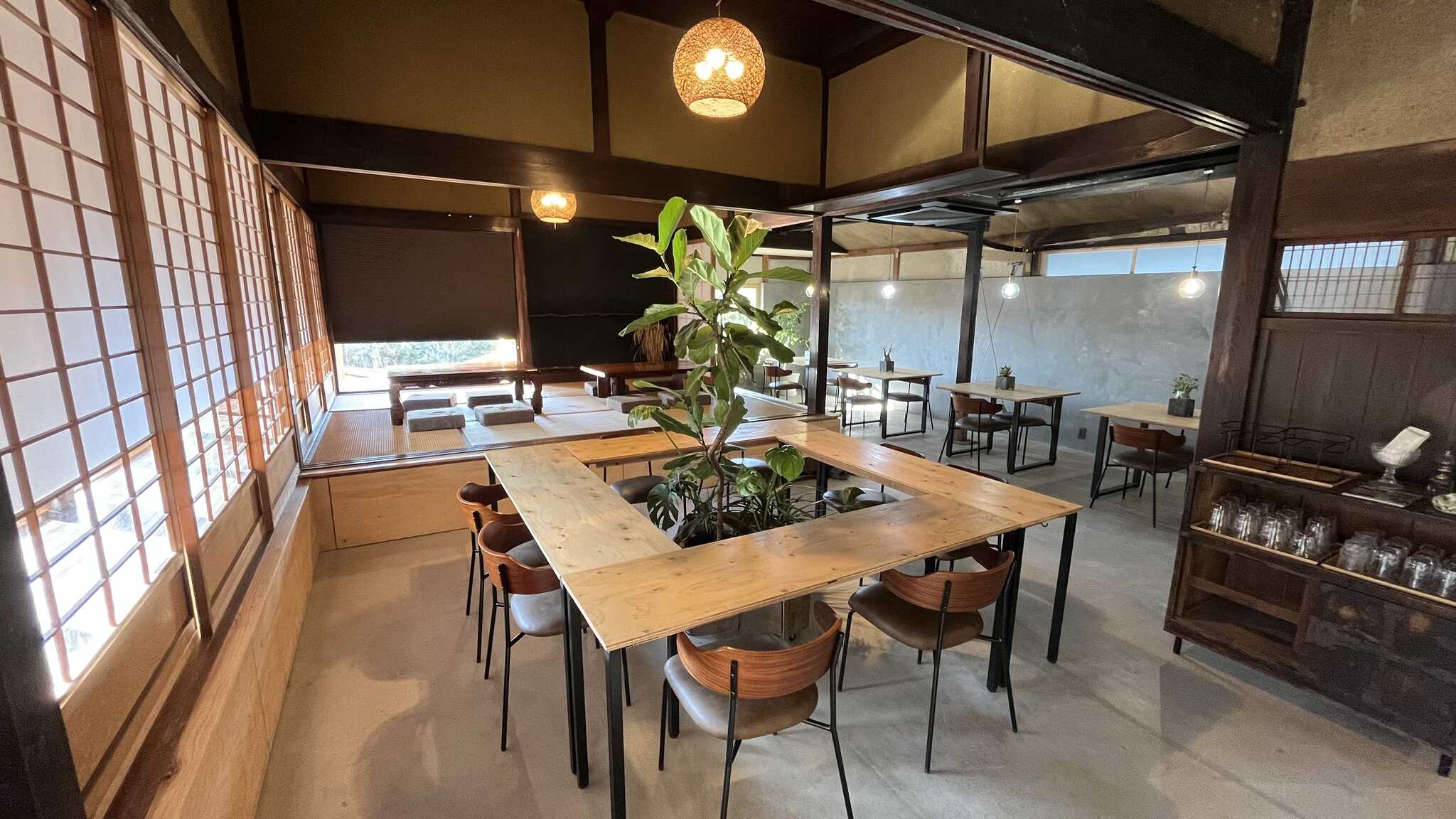 併設の古民家カフェは土日月火営業。納屋棟のテラス席はペットOK!