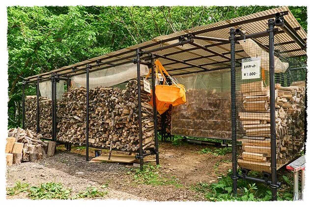 キャンプの楽しみといえば焚き火!コモレビヨリでは、1,100円でバスケットに薪を詰め放題サービスを行っています!