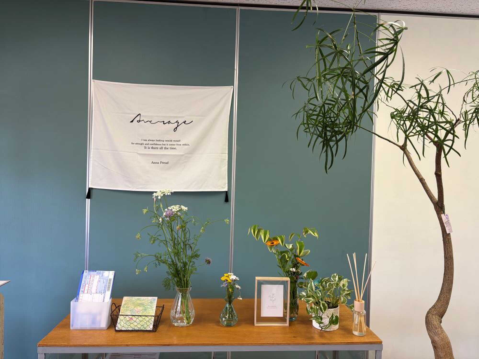 「Bois(ボワ)」はフランス語で「森」。森をイメージした受付でお待ちしております♪
