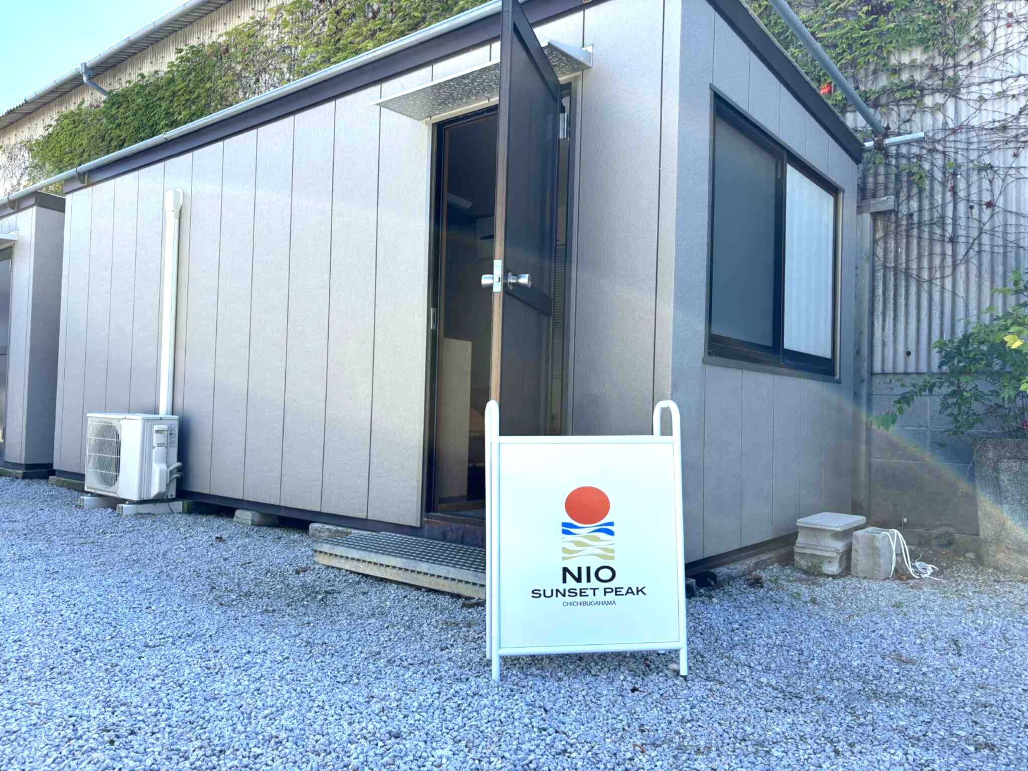 【チェックイン受付棟】ご利用当日、まずはこちらへ。手続き後、スタッフが先導する車に続いてキャンプサイトへ移動します(車で約5分)。