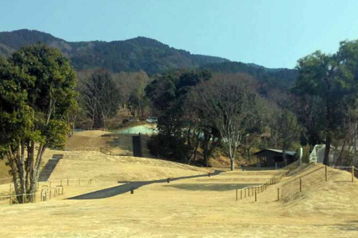高台に広がる当キャンプ場自慢の展望広場では、 昼は遠くまで続く開放的な景色、夜はきらめく夜景を一望できます。 時間とともに表情を変える景色を眺めながら、特別な時間をお過ごしください。