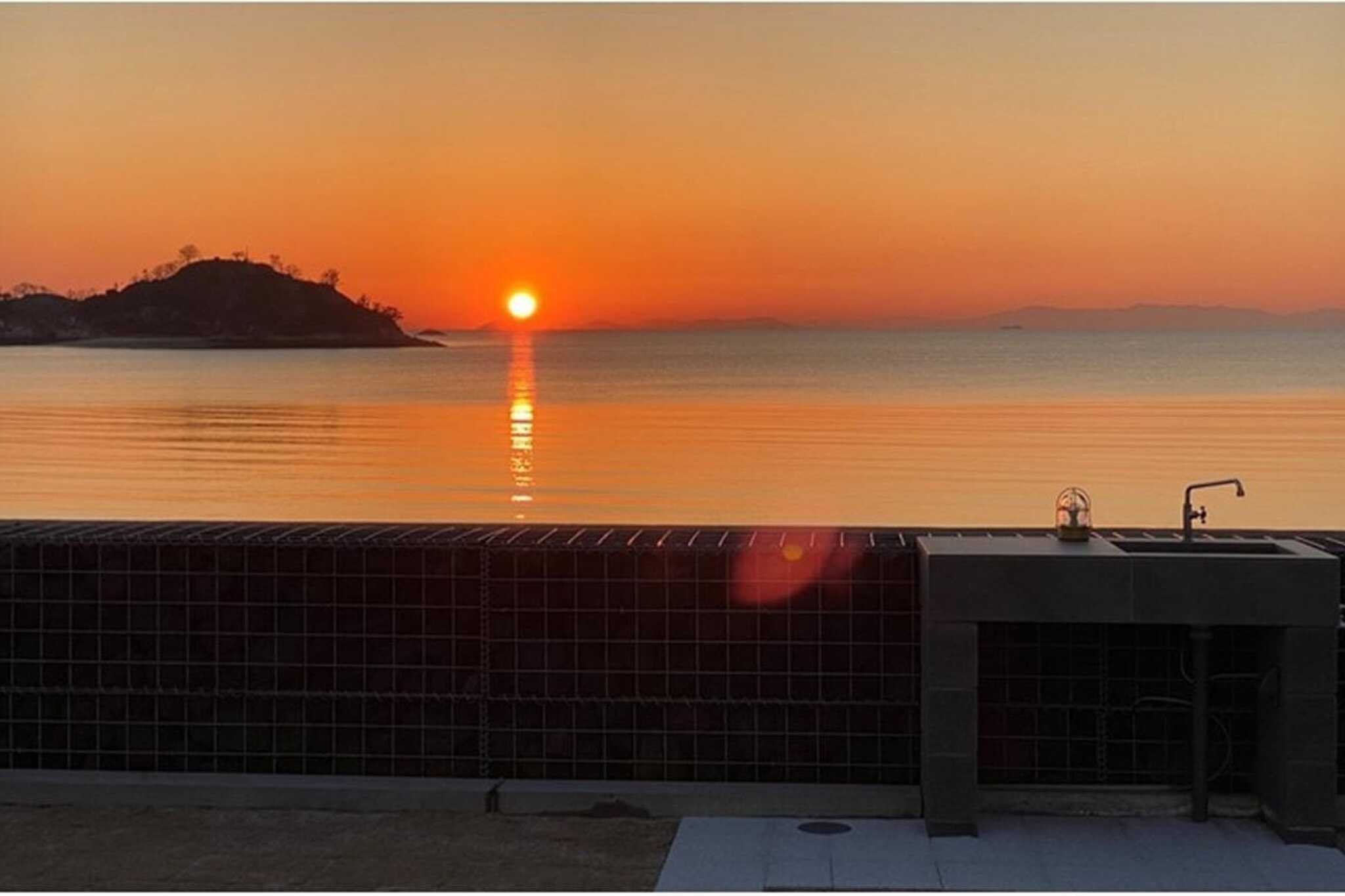 非日常が味わえる絶景夕日。空一面がオレンジ色に染まり、ゆったりと流れるひとときをお楽しみください。