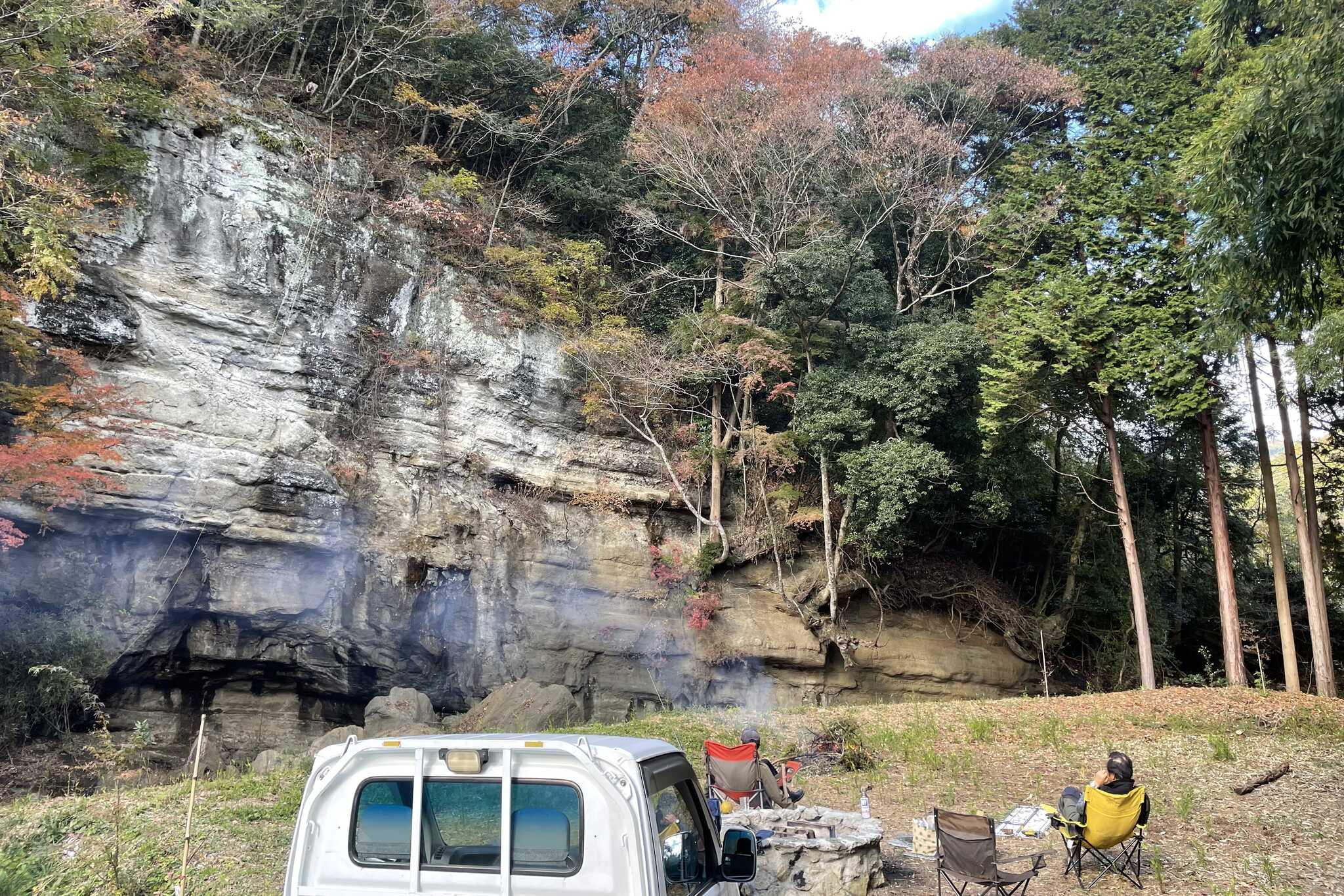 Asukai Campでは7種類のサイトを用意しており、岩壁と川、竹林など魅力ある景観の中でキャンプを楽しむことができます。豊かな自然に囲まれる時間をお楽しみください。
