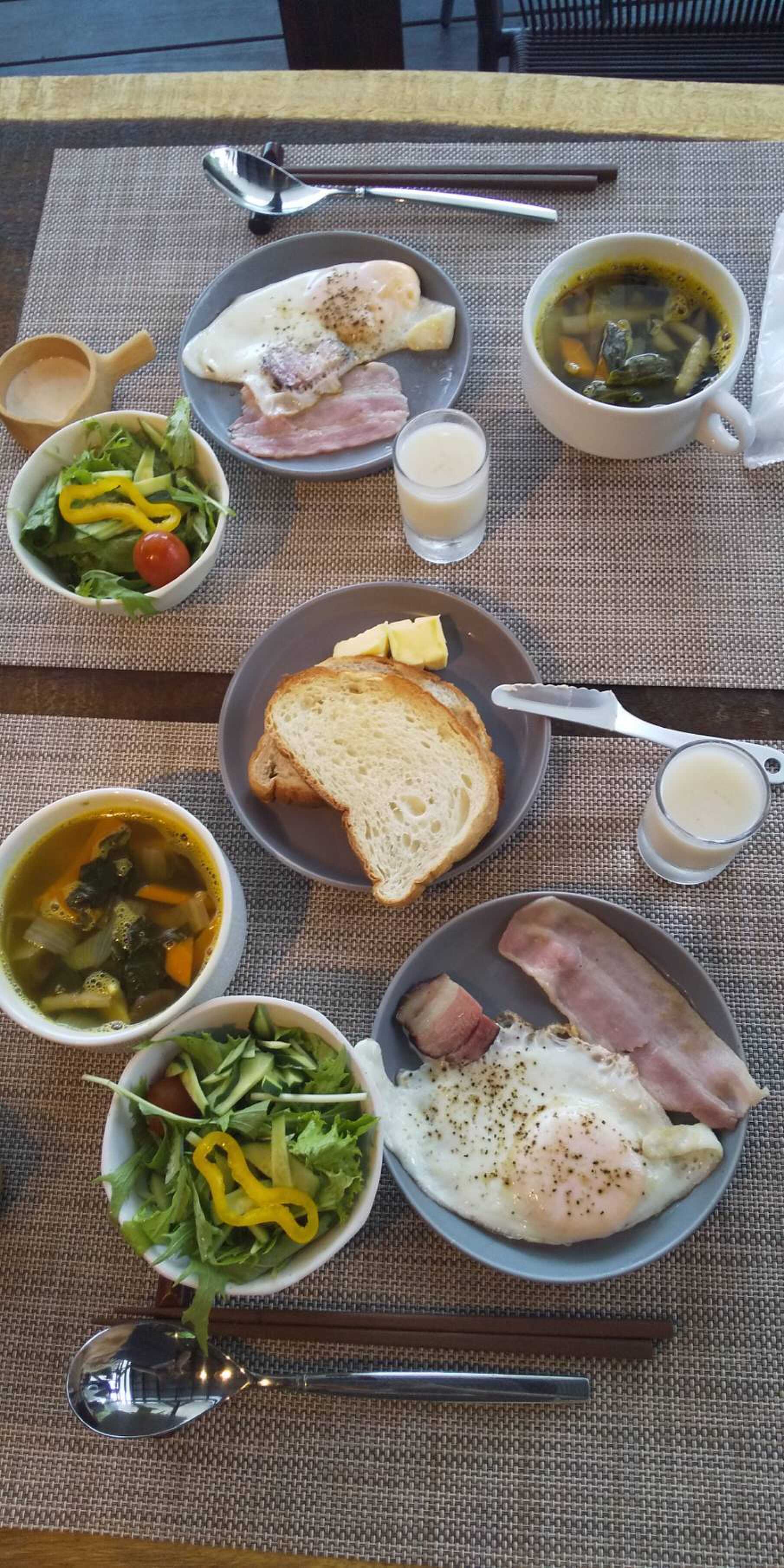 朝食 洋食 冷蔵庫に用意してあり卵とハムだけ自分で焼きます