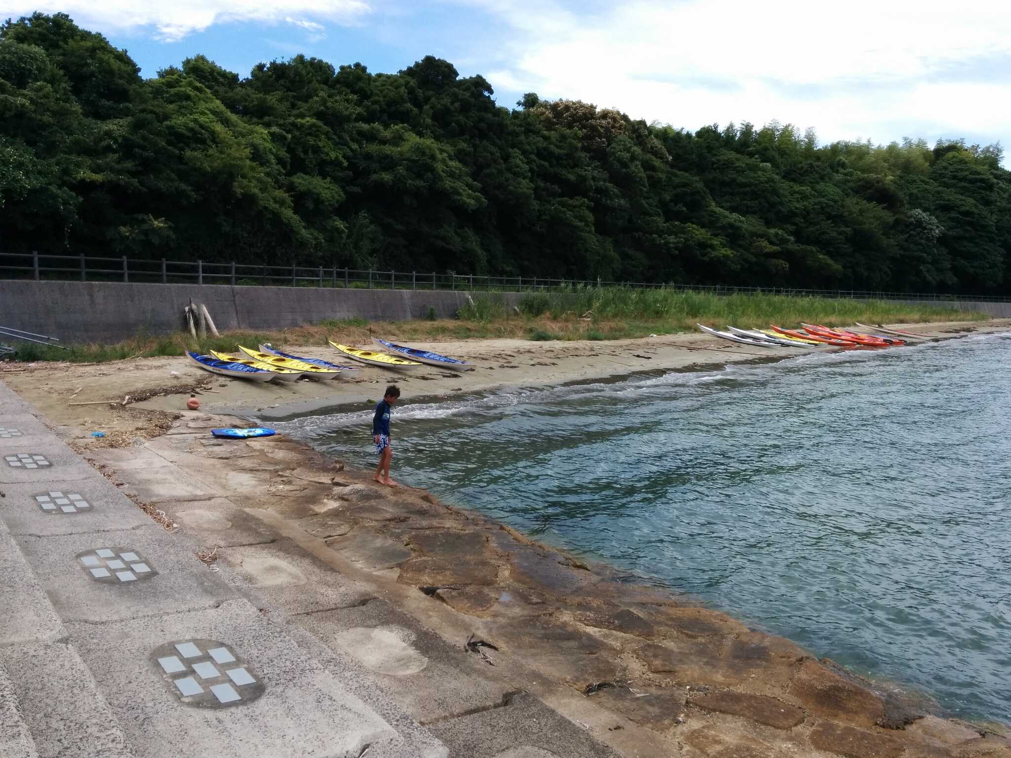 シーカヤック(事前予約制)小屋の前。海は浅い、浅すぎて、高学年男子は物足りない