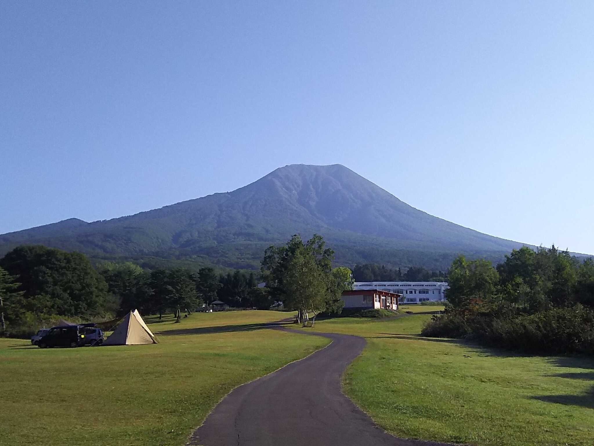 岩木山がドーン。一応アスファルト道はありますが、芝生も車乗り入れOKです。
