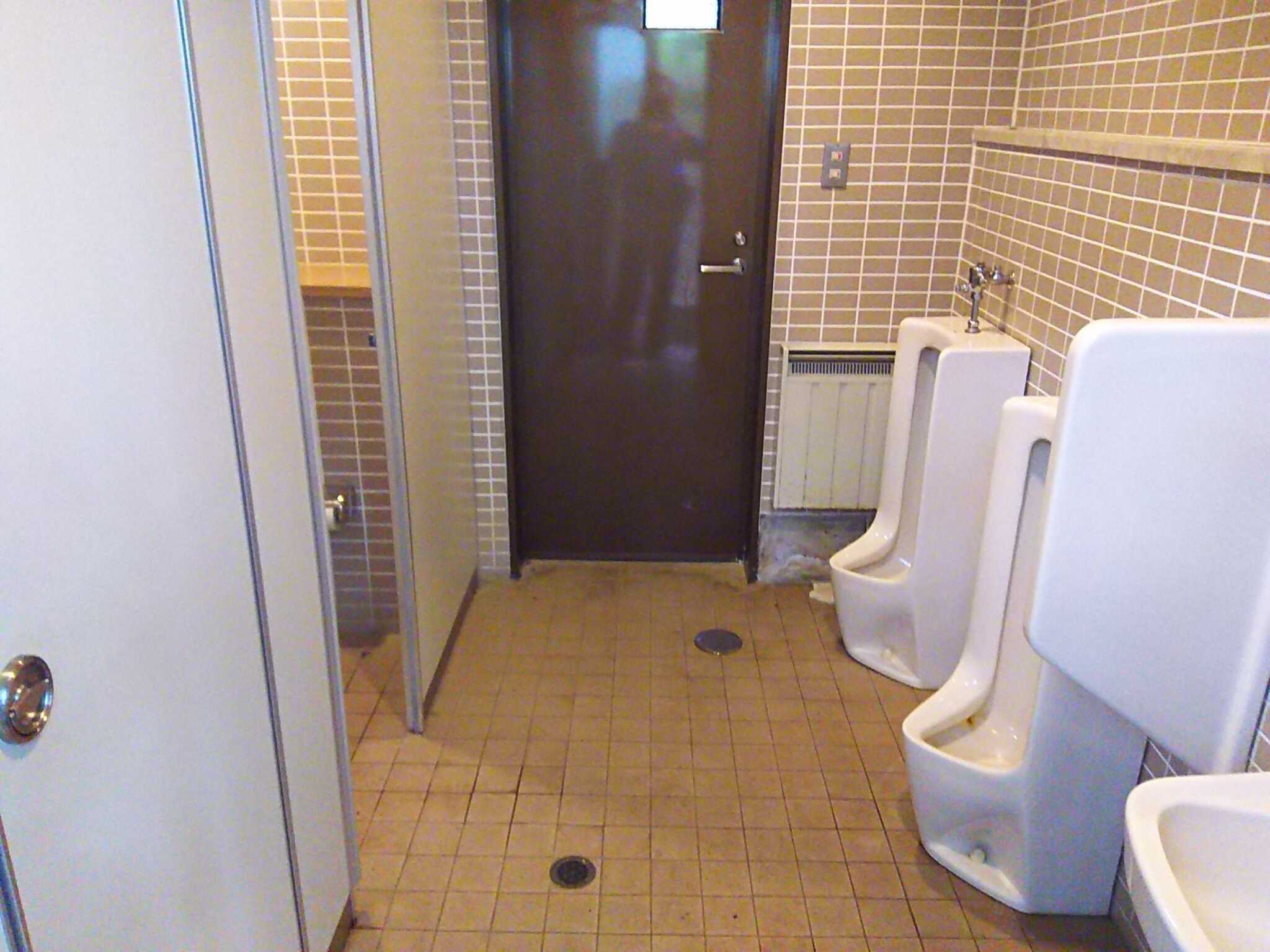 斜面上の男子トイレ。小便器は2つ