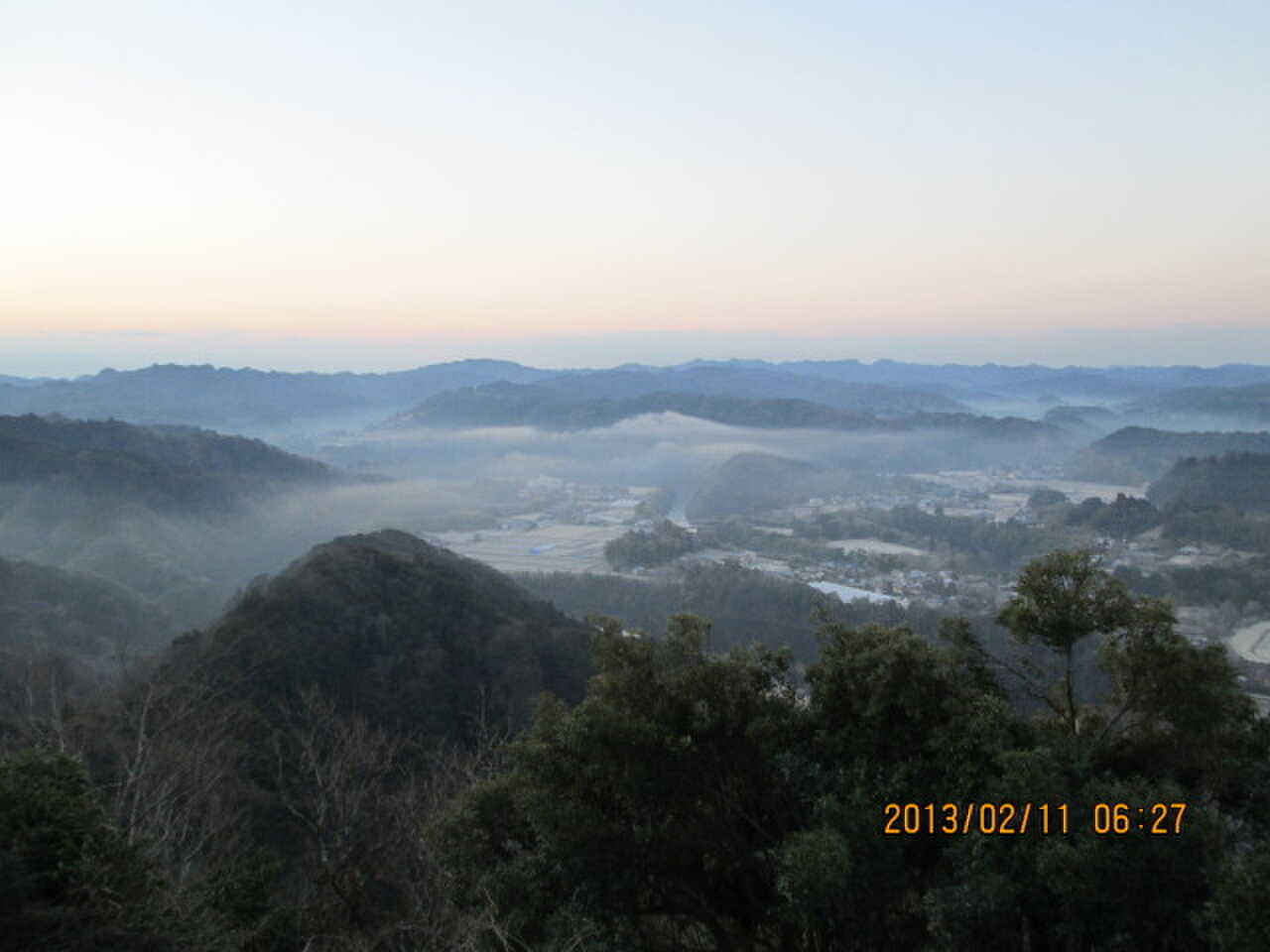 早朝の日の出前の景色