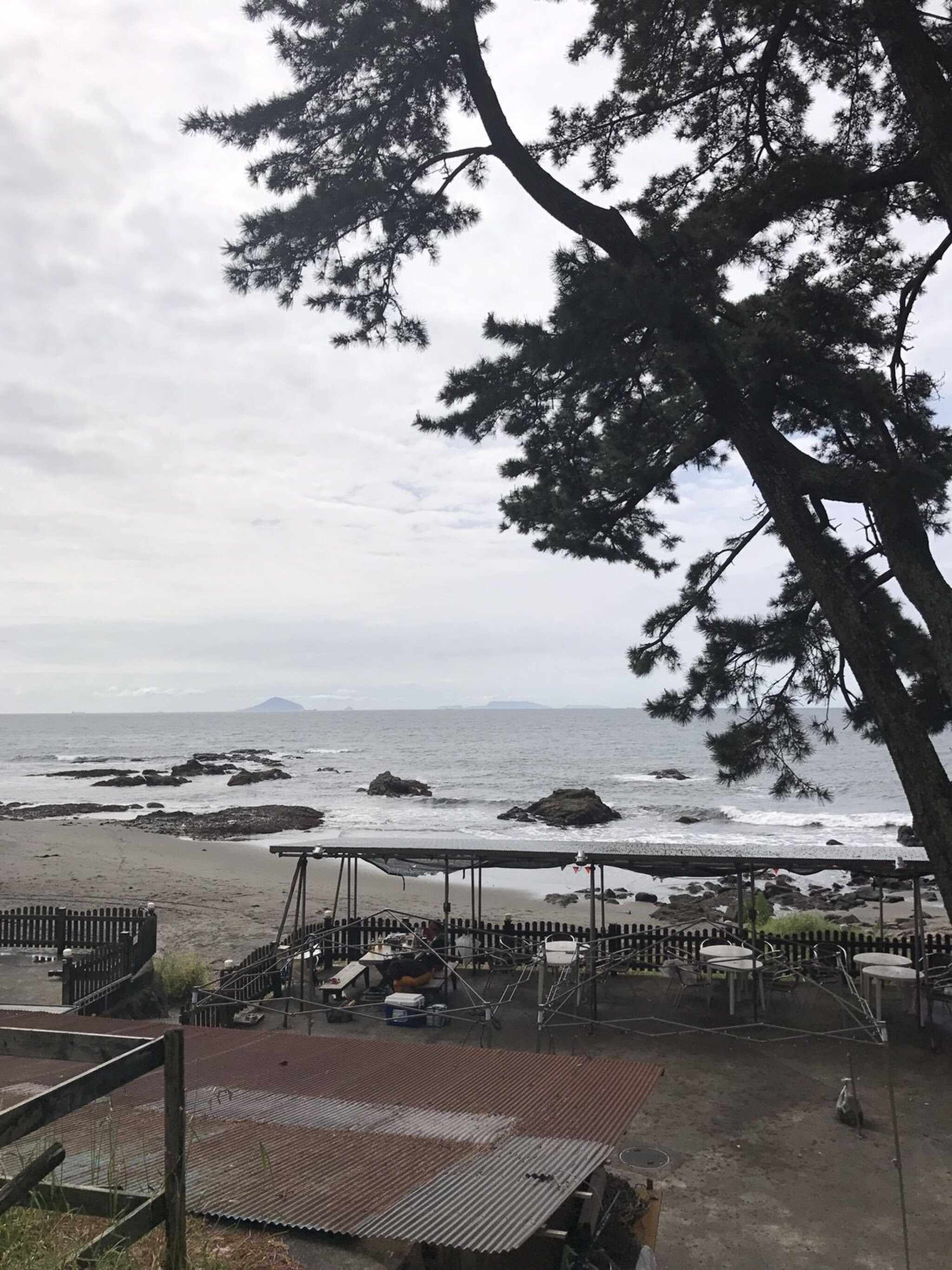 バーベキュー場と浜辺