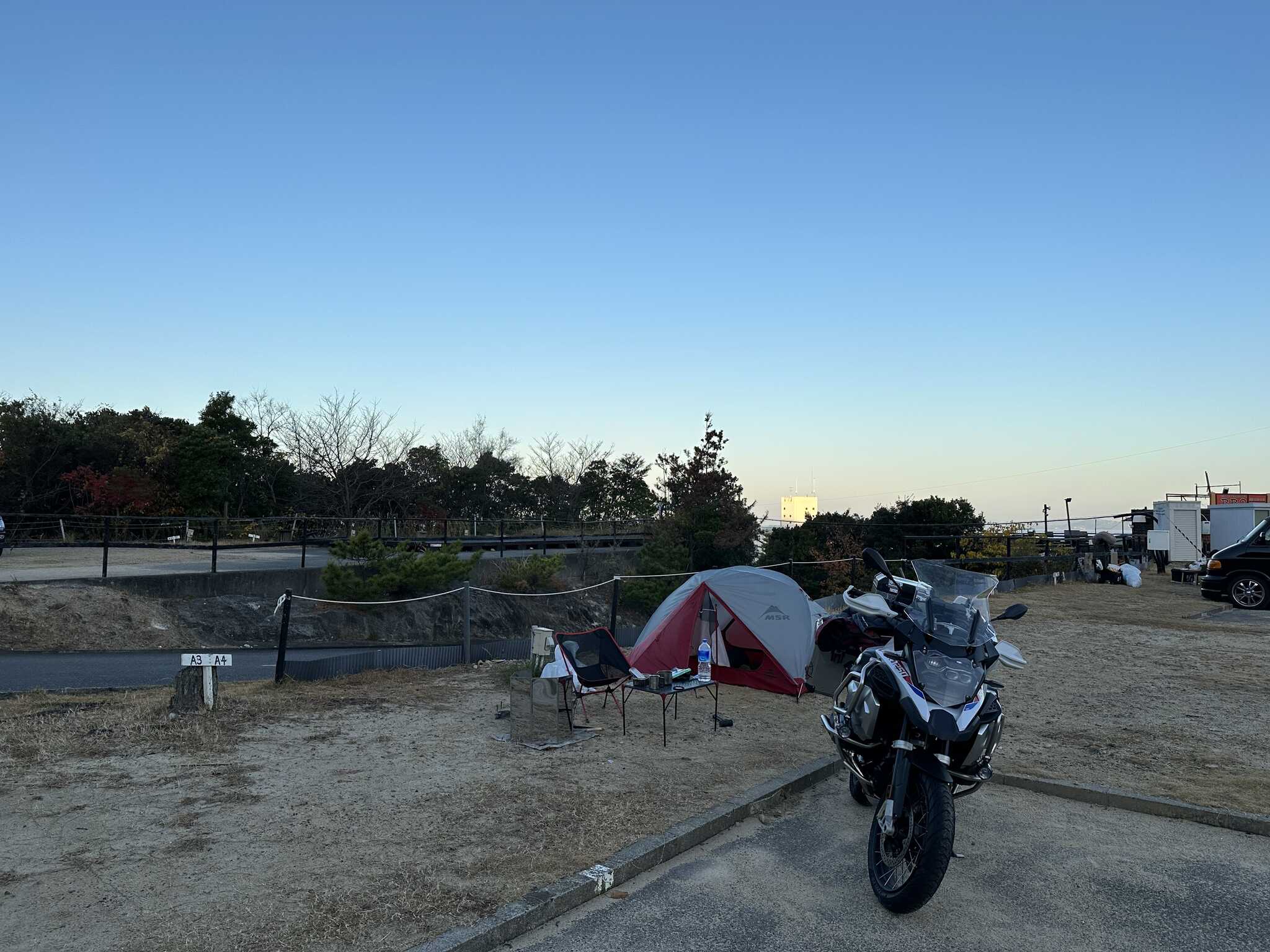 バイクはサイト近くにおける上に舗装されていて便利です。