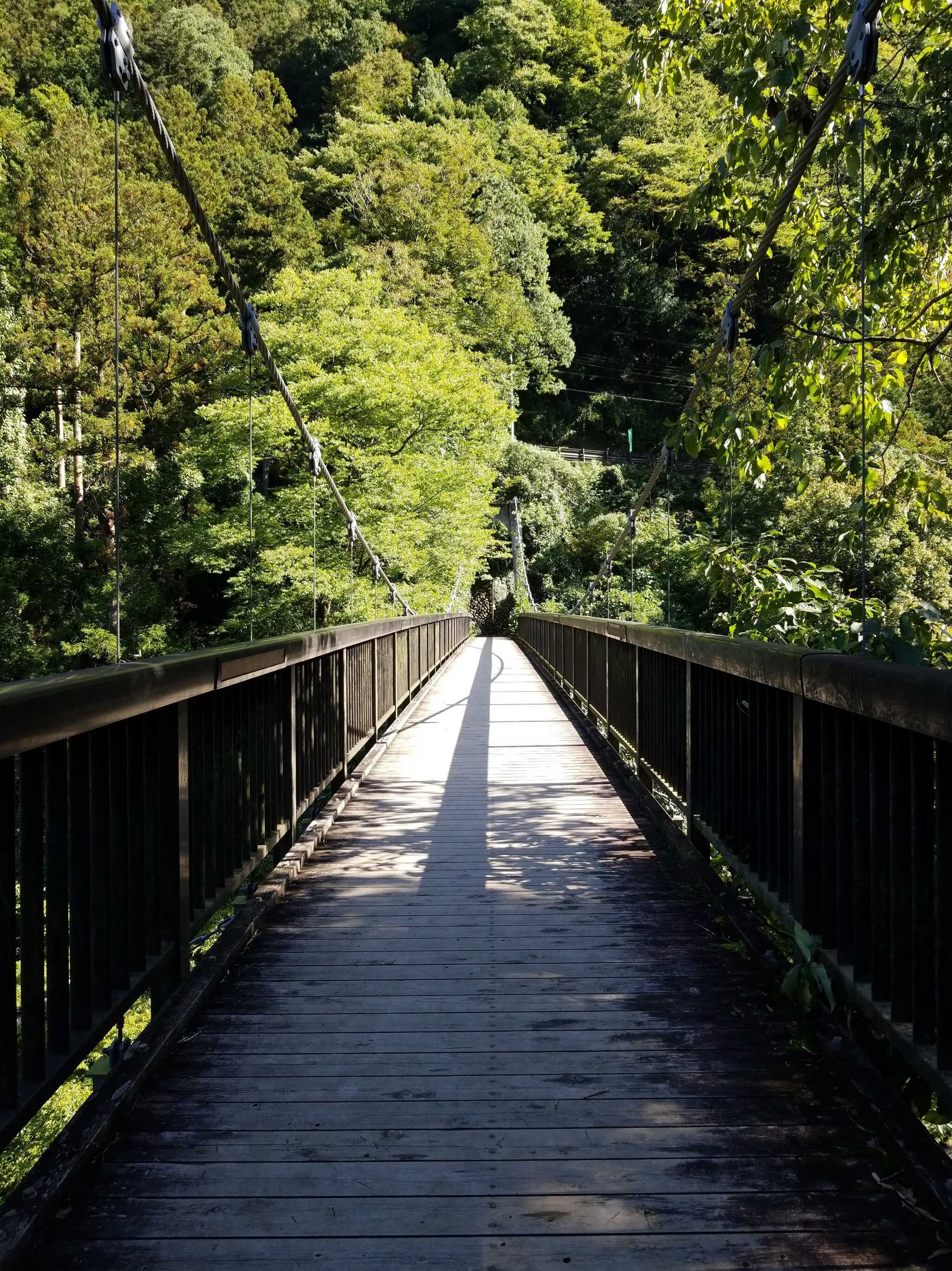 大きなつり橋を渡るともえぎの湯があります