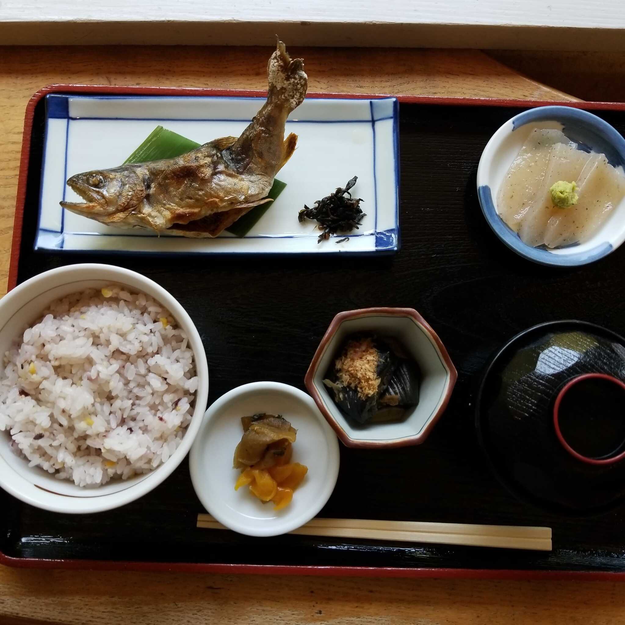 もえぎの湯ではお食事処もあり、川魚の定食が1200円で楽しめます。